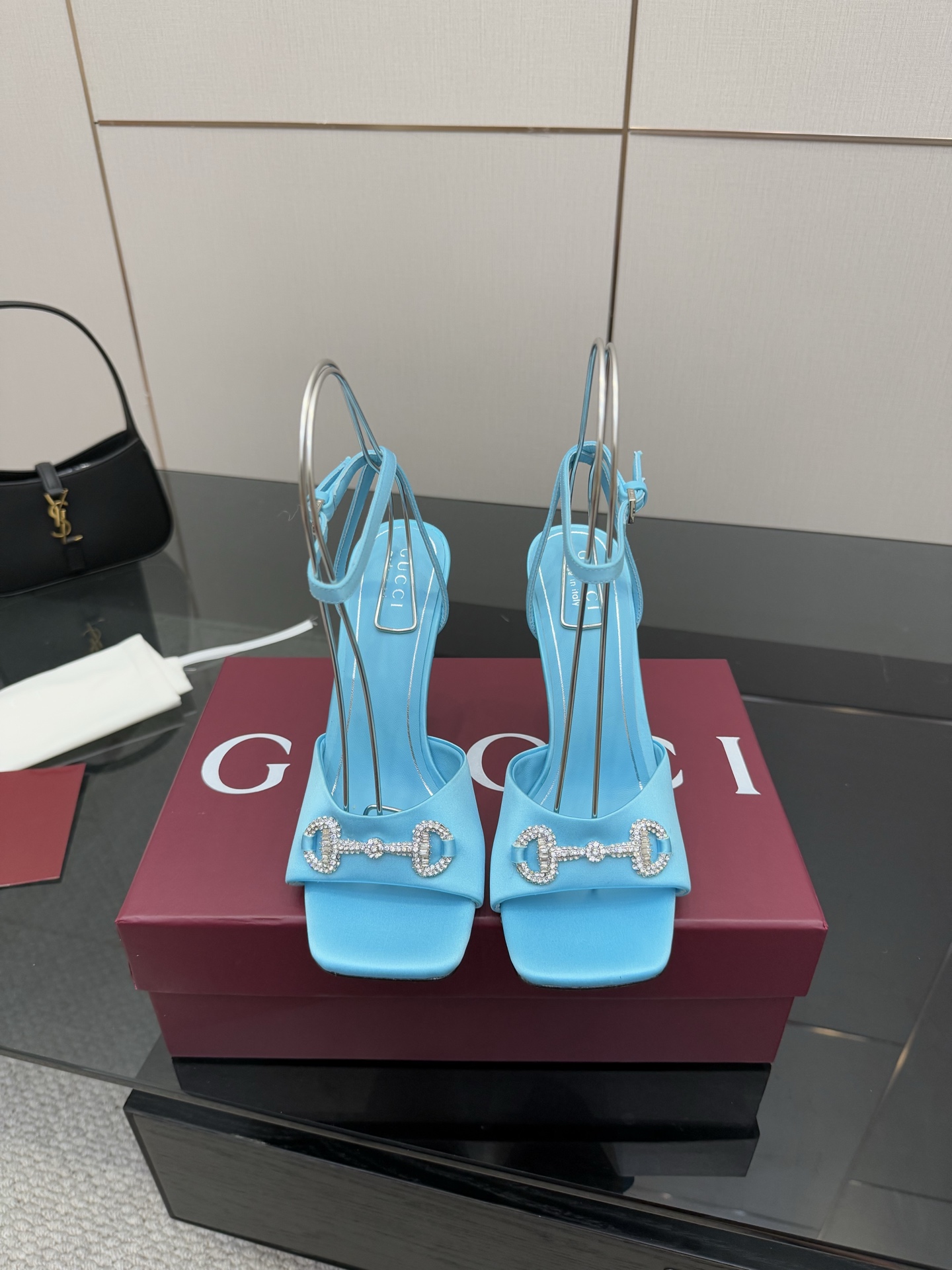 NO:413528,Gucci 25S spring and summer new product rhinestone candy color with sandals and high heels on the back. G home reflects the high-end feeling. It always makes people feel capitalized. It looks quite simple style but it is inexplicably high-end on the feet. It is very sexy and allows you to easily match it. The upper is made of imported silk rhinestone buckle. The inner is made of imported sheepskin. The heel height is 8.5 and 10.5cm. Size35-39 (customized by 40/41/42), high heels sandals, gucci, gucci, sandals, high heels, sheepskin, real silk19860909Gucci 25S春夏新品水钻糖果色 后带凉鞋高跟 G家在体现高级感这块 总让人大写的服气 看起来蛮简单的款式 但上脚就莫名很高阶 非常性感 让你轻松搭配尽显各种风格 鞋面采用进口真丝布水钻扣 内里采用进口羊皮 意大利进口真皮底 跟高8.5和10.5cm Size35-39（40/41/42定制）,高跟鞋凉鞋,gucci,gucci,sandals,high heels,sheepskin,real silk,Women's Shoes