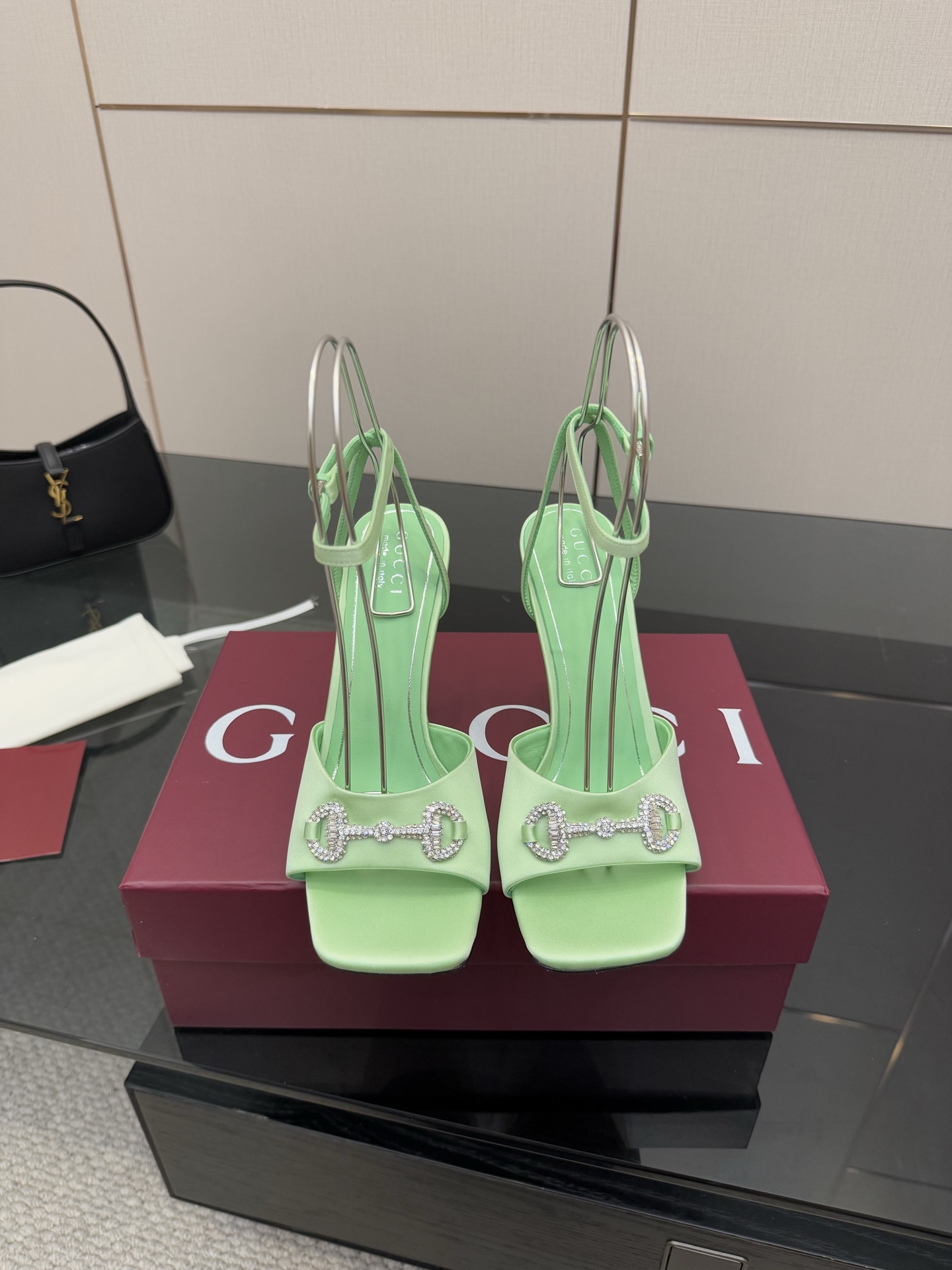 NO:413483,Gucci 25S spring and summer new product rhinestone candy color with sandals and high heels on the back. G home reflects the high-end feeling. It always makes people feel capitalized. It looks quite simple style but it is inexplicably high-end on the feet. It is very sexy. It allows you to easily match it with all kinds of styles. The upper is made of imported silk rhinestone buckle. The inner is made of imported sheepskin. The heel height is 10.5cm. Size35-39 (customized by 40/41/42), high heels sandals, gucci, gucci, sandals, high heels, sheepskin, real silk19860909Gucci 25S春夏新品水钻糖果色 后带凉鞋高跟 G家在体现高级感这块 总让人大写的服气 看起来蛮简单的款式 但上脚就莫名很高阶 非常性感 让你轻松搭配尽显各种风格 鞋面采用进口真丝布水钻扣 内里采用进口羊皮 意大利进口真皮底 跟高10.5cm Size35-39（40/41/42定制）,高跟鞋凉鞋,gucci,gucci,sandals,high heels,sheepskin,real silk,Women's Shoes