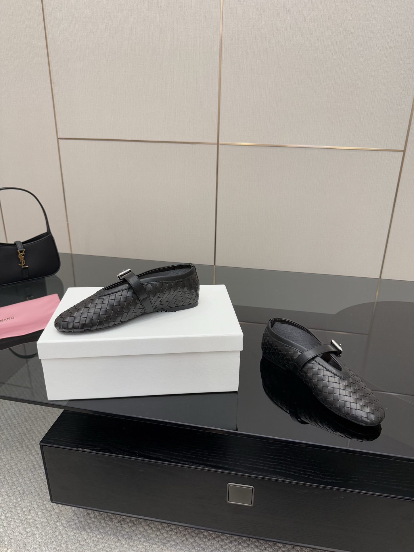 Stylish Mary Jane Shoes with Crystal Coating and Velvet Pumping Foot - 图片 4
