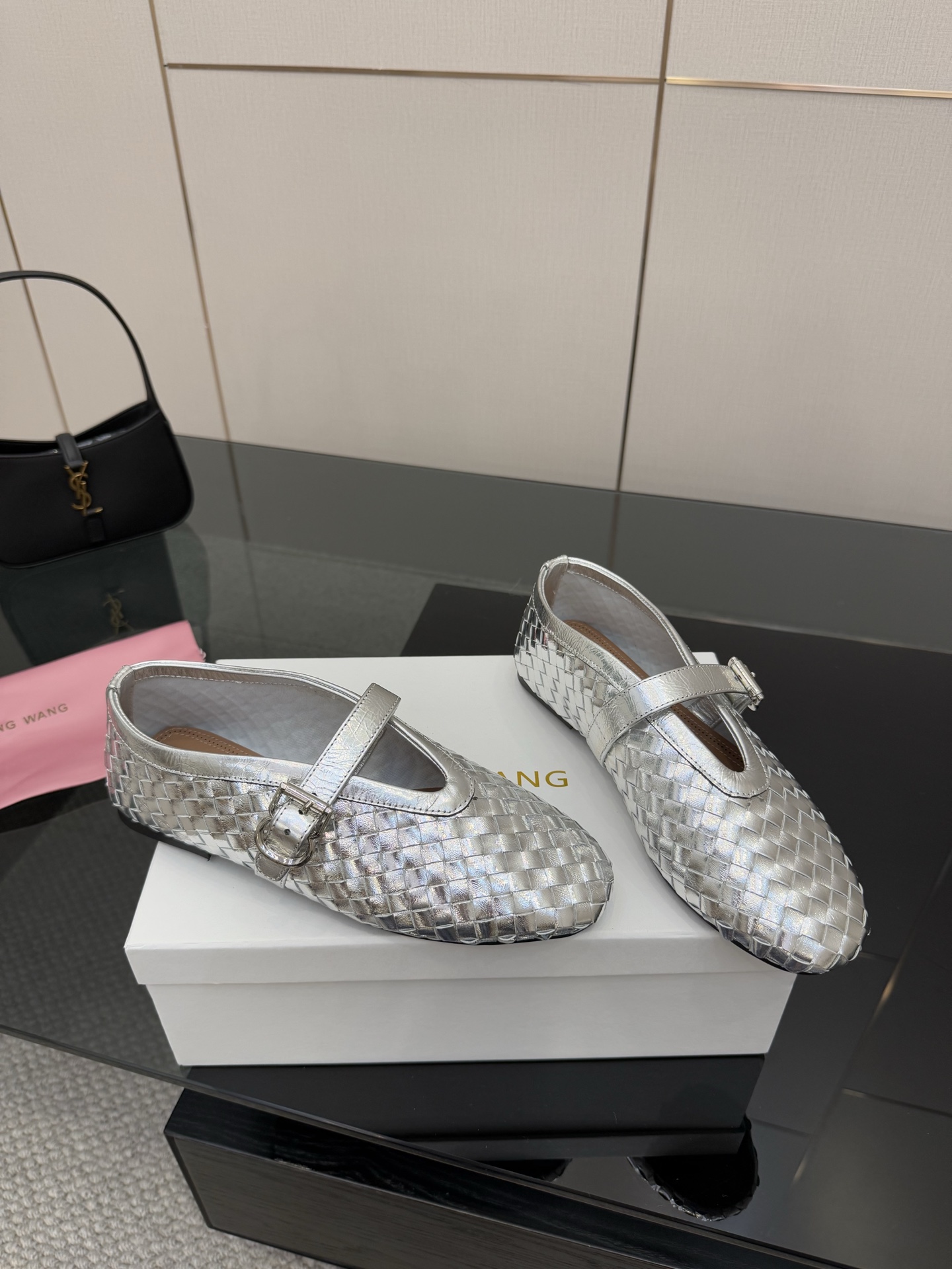 Abing Wang Weaves Mary Jane’s Sole Shoe with Shining Crystal Coating. - 图片 2