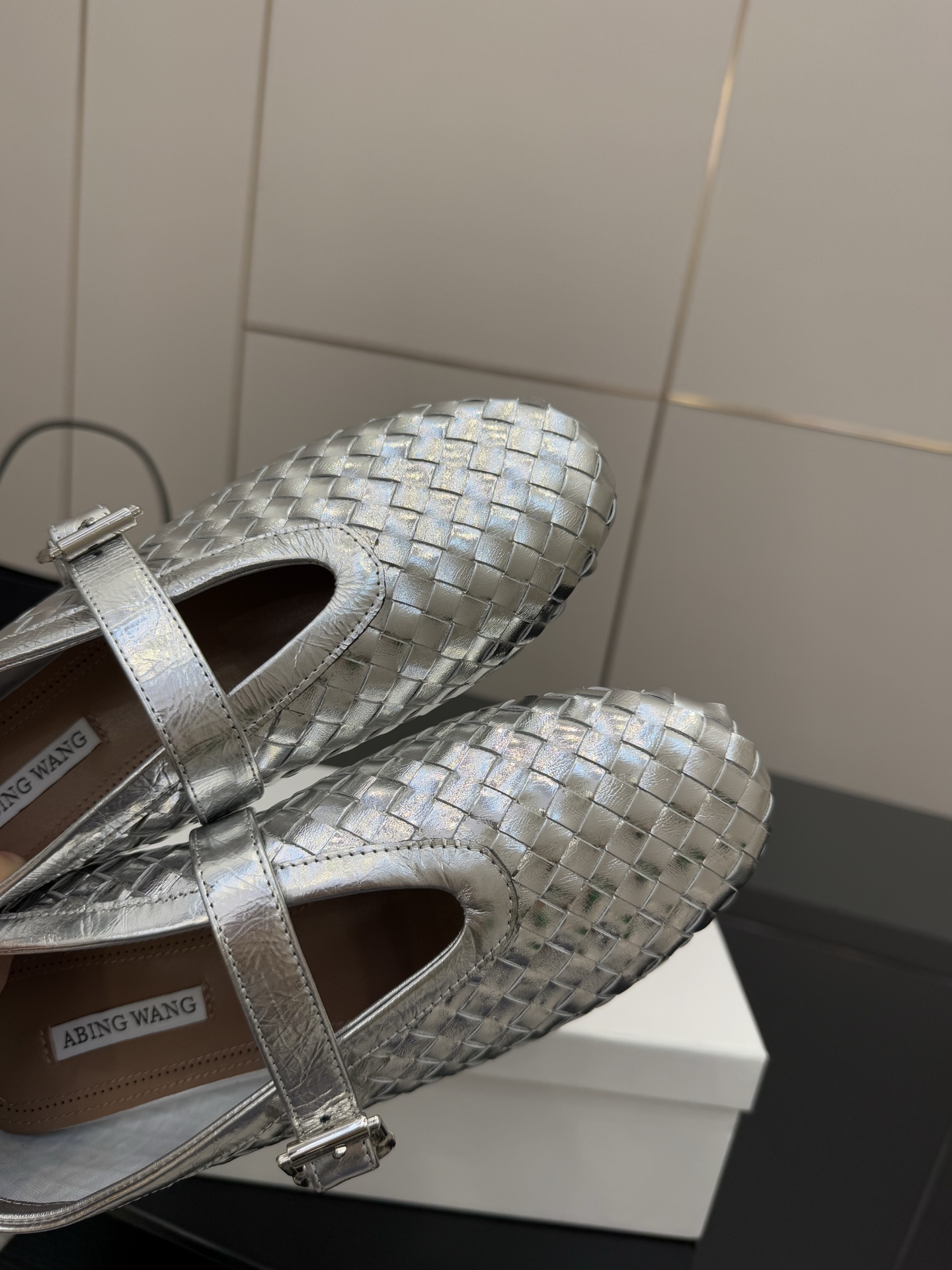 Abing Wang Weaves Mary Jane’s Sole Shoe with Shining Crystal Coating. - 图片 6