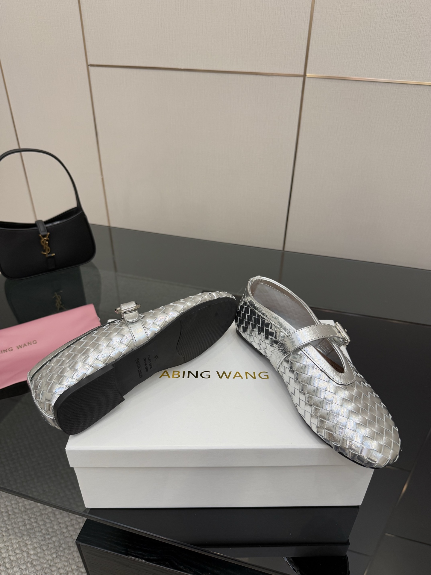 Abing Wang Weaves Mary Jane’s Sole Shoe with Shining Crystal Coating. - 图片 7