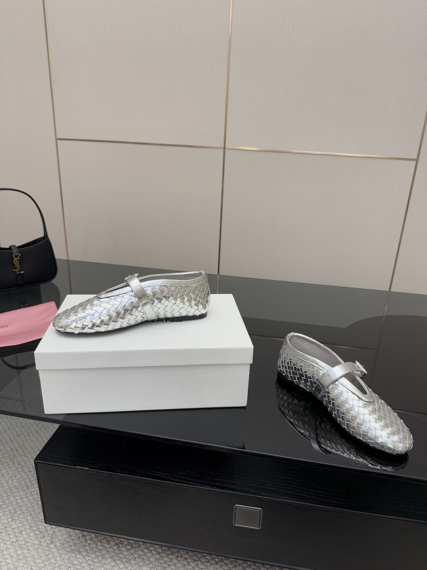 Abing Wang Weaves Mary Jane’s Sole Shoe with Shining Crystal Coating. - 图片 4