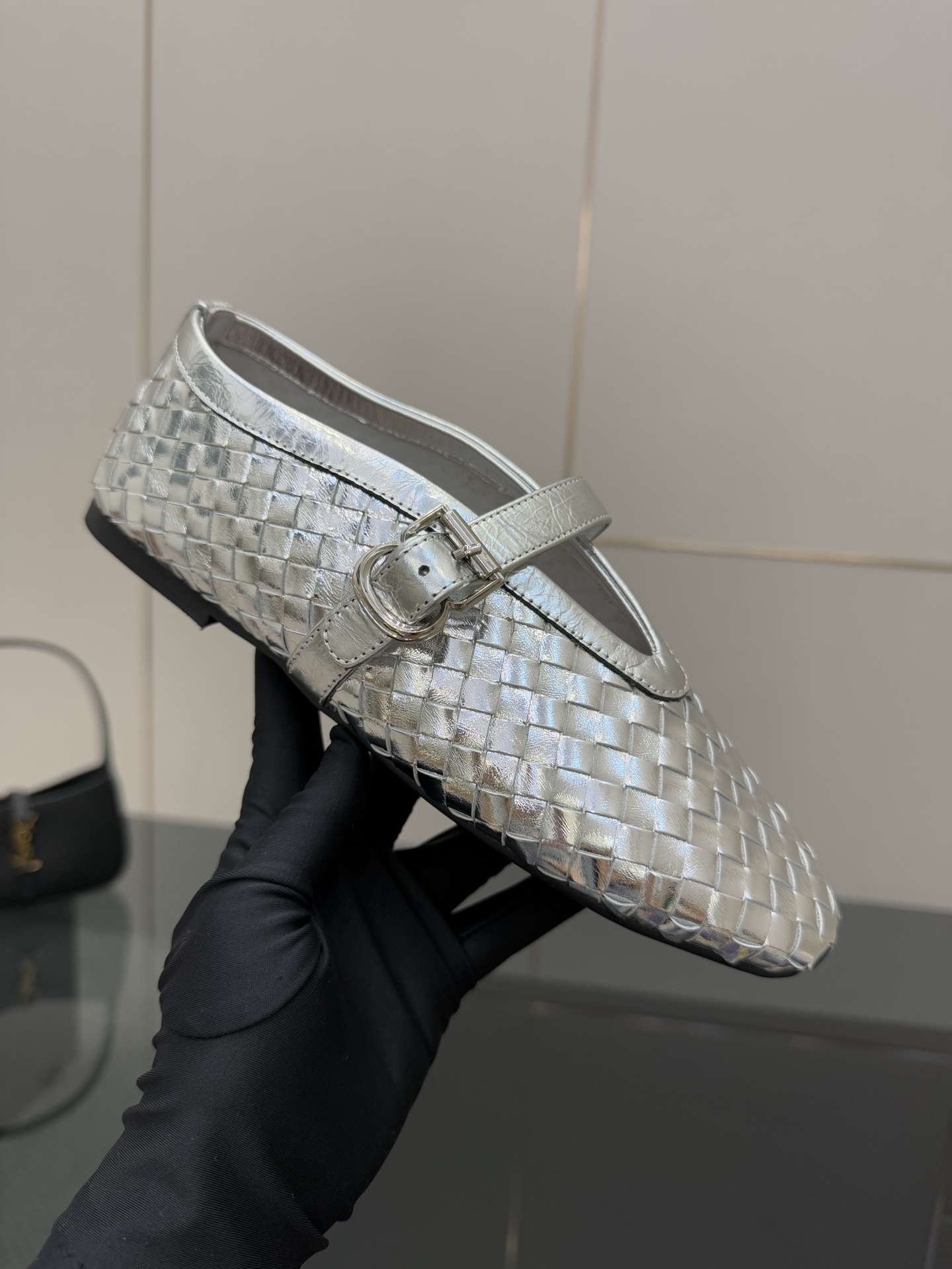 Abing Wang Weaves Mary Jane’s Sole Shoe with Shining Crystal Coating. - 图片 8