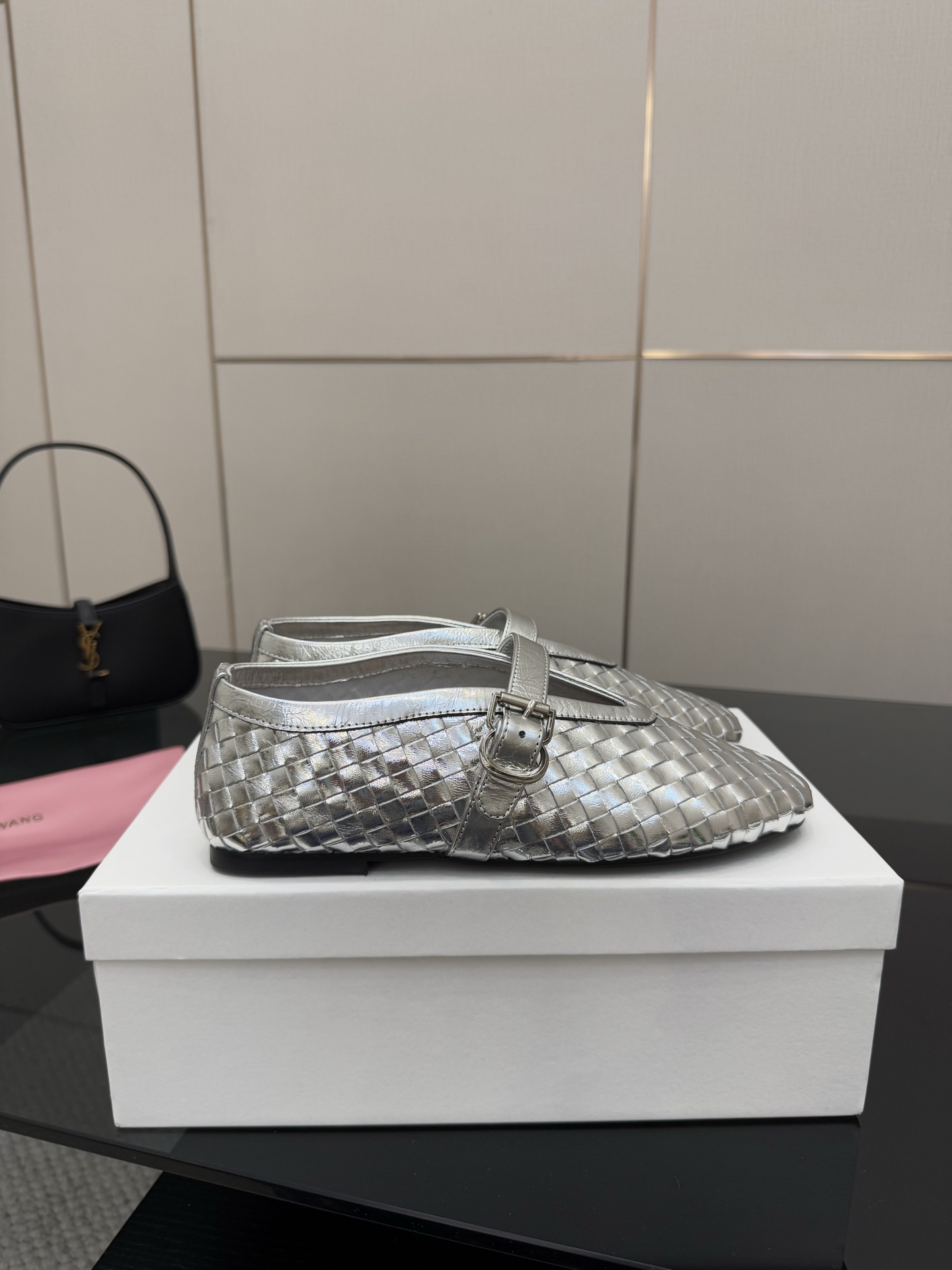 Abing Wang Weaves Mary Jane’s Sole Shoe with Shining Crystal Coating. - 图片 3