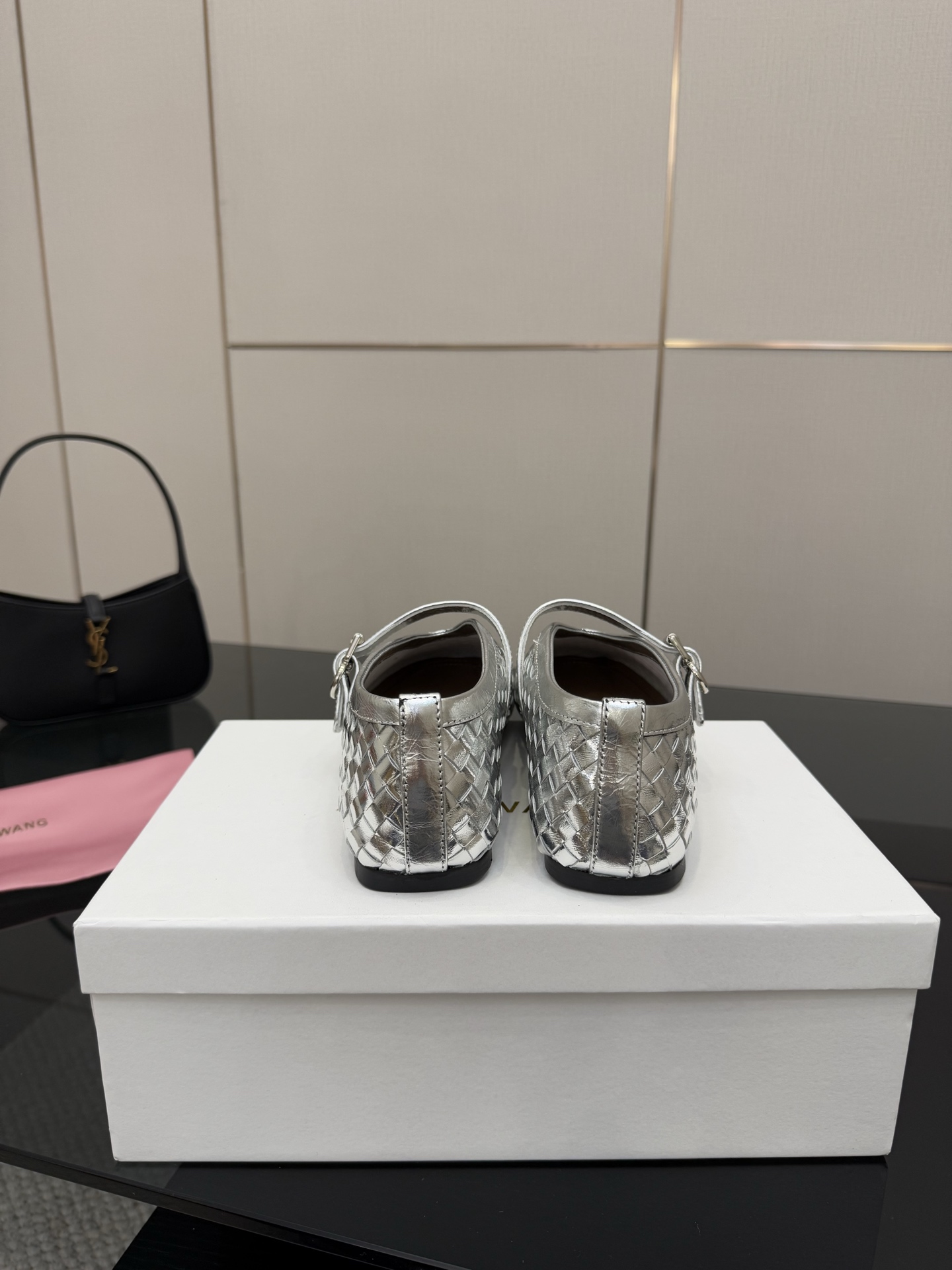 Abing Wang Weaves Mary Jane’s Sole Shoe with Shining Crystal Coating. - 图片 5