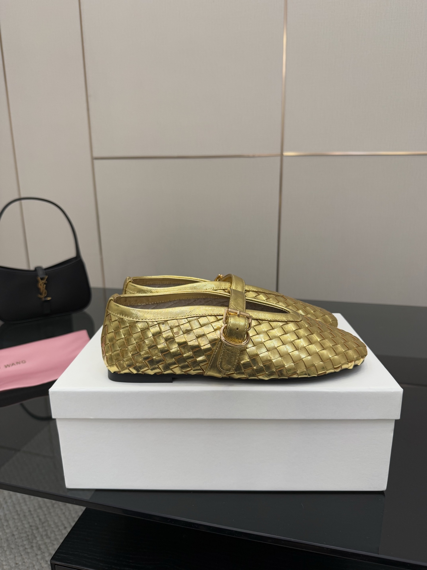 Stylish Mary Jane Shoes with Crystal Coating, Velvet Pumping Foot, and Rubber Sole - 图片 3