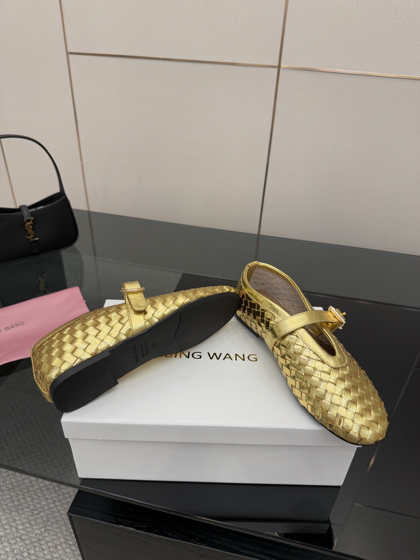 Stylish Mary Jane Shoes with Crystal Coating, Velvet Pumping Foot, and Rubber Sole - 图片 6