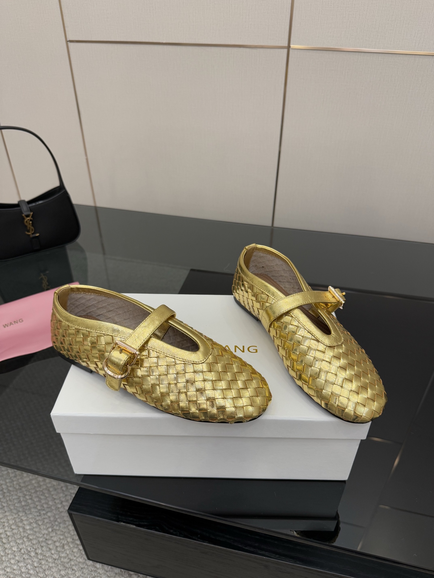 Stylish Mary Jane Shoes with Crystal Coating, Velvet Pumping Foot, and Rubber Sole - 图片 2
