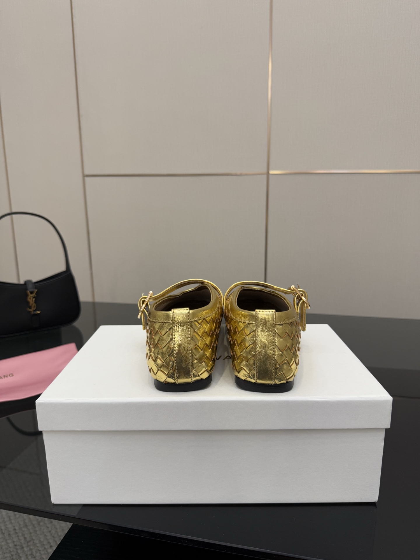 Stylish Mary Jane Shoes with Crystal Coating, Velvet Pumping Foot, and Rubber Sole - 图片 5