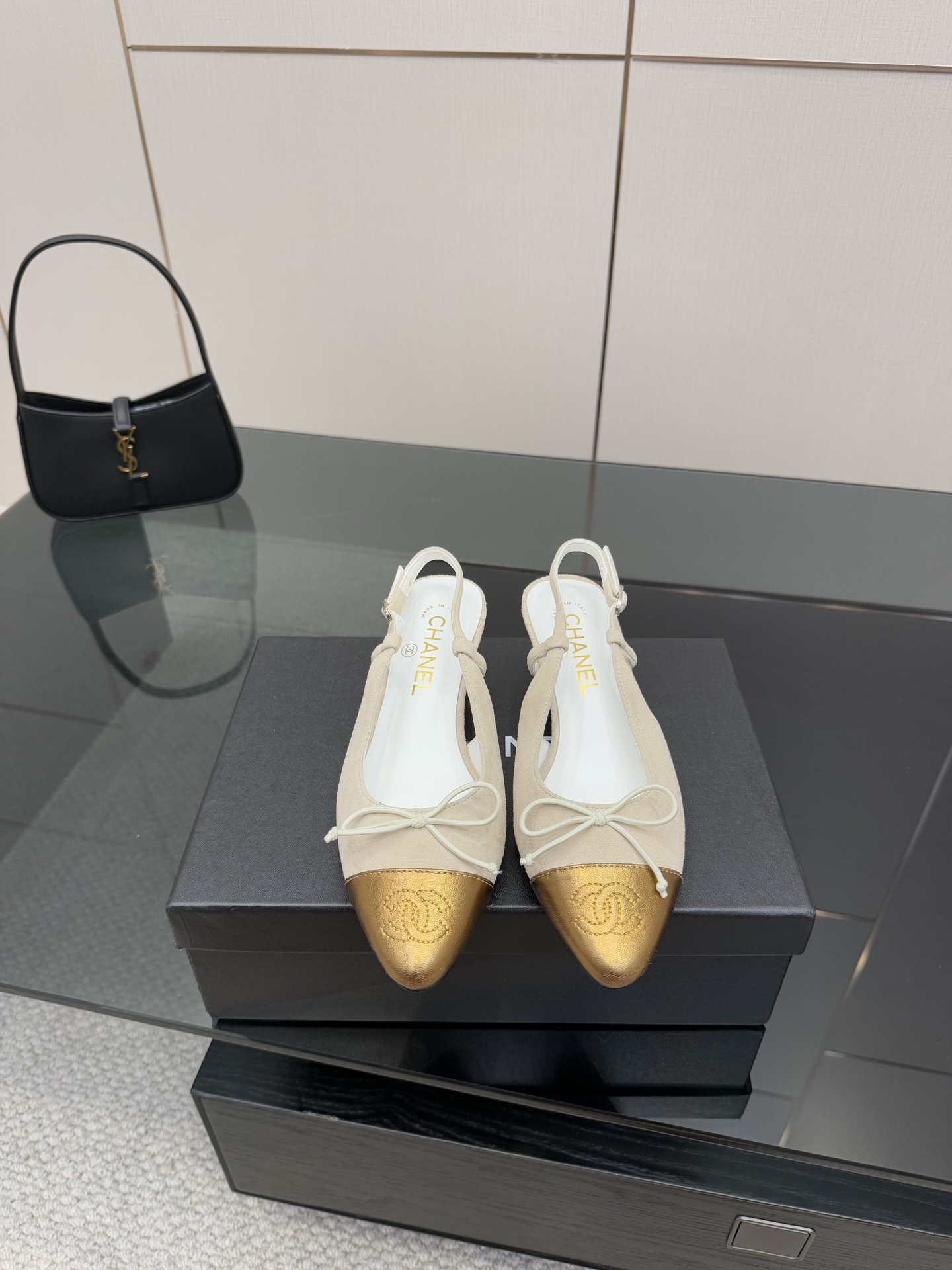 NO:382448,CHANE*｜Xiaoxiang 25C early spring new product, bow high heel sandals. This medieval series from Xiangjia is really beautiful. It really expresses the elegant and intellectual temperament of a woman to the fullest!  Feet comfortable!  Super fairy and versatile!  It is equipped with a small skirt, a sun hat and sunglasses. It is a very famous style and a must-have for summer travel!  The fabric is made of original customized Yangjing material. The inner foot pads are all sheepskin imported Italian cowhide sole size35-39 (customized by 40/41), sandals, chanel, chanel, sandals, skirts, cowhide, sheepskin, sheep, hats19860909CHANE*｜小香25C早春新品 蝴蝶结高跟凉鞋 香家的这款中古系列真的太美了 真的把女人的优雅知性气质表现的淋漓尽致！ 脚感舒适！上脚超级仙美又百搭！ 配一条小裙子带一个遮阳帽还有墨镜 非常的名媛风,夏天旅游必备款！ 面料采用原版定制羊京材质 内里垫脚均为羊皮 意大利进口牛皮大底 size35-39（40/41定制）,凉鞋,chanel,chanel,sandals,skirts,cowhide,sheepskin,sheep,hats,Women's Shoes