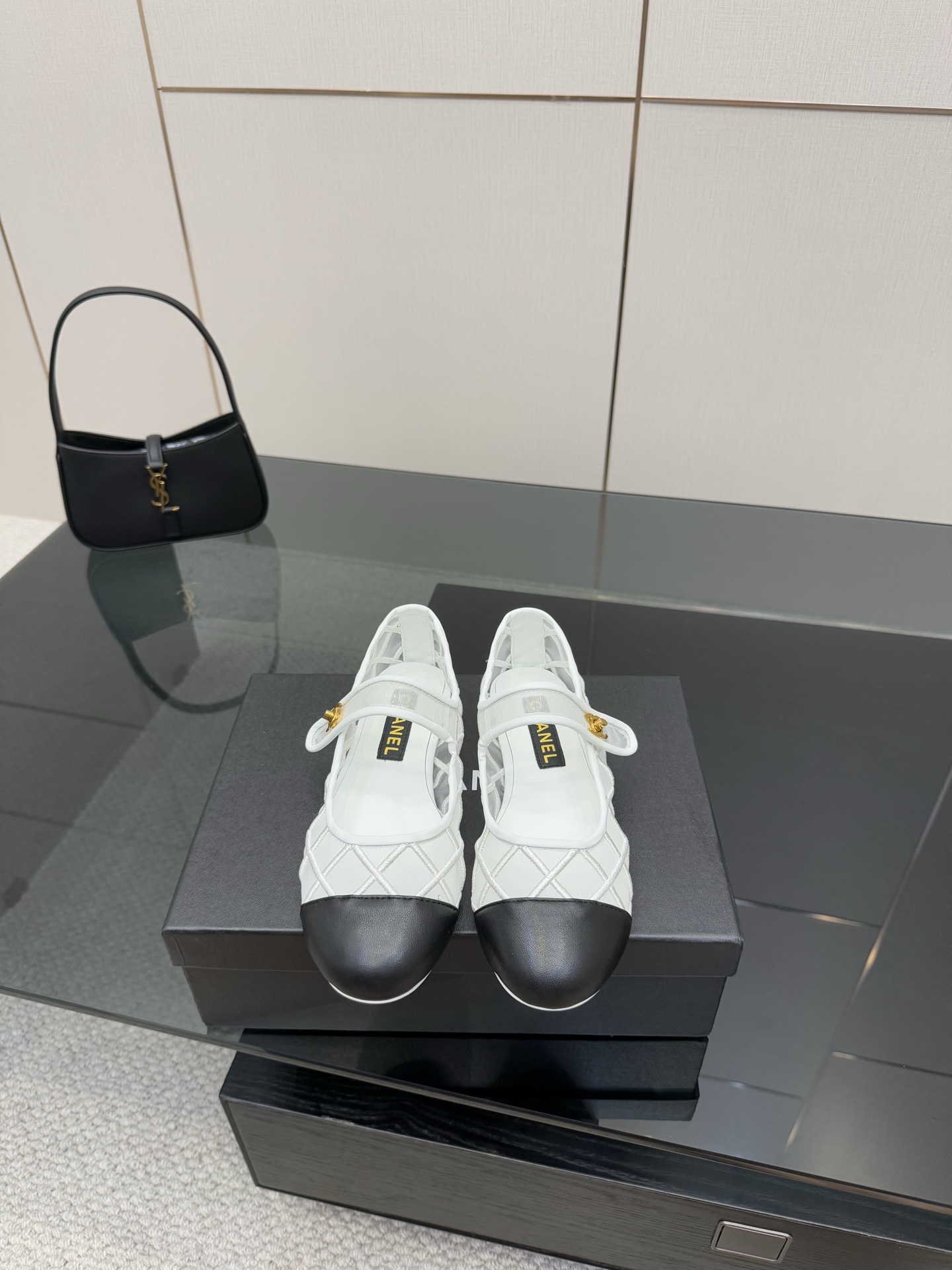 NO:382445,CHANE*｜Xiaoxiang 25P new classic, double C school bag buckle, Mary Zhen single shoes, love it at first sight, it's not an exaggeration~ This is probably Xiaoxiang's charm, always understands girls, although it looks very cold, but it has a unique feeling with black stockings. It is the latest model this year. I have already started to arrange it before the counter is on~ I know you will like it. It looks good on the feet. The round and pointed last is not picky about the shape of the feet. It looks slim when wearing wide and fat feet. And the lambskin is spliced ​​with patent leather. It has a visual impact. The inner is made of sheepskin material, which is huge and soft and comfortable~ Italian A-grade dyed leather soles Size35-39 (customized on 40/41), Mary Zhen, chanel, mary jane, sheepskin, Leather soles19860909CHANE*｜小香25P新品经典 双C书包扣玛丽珍单鞋 对它一见钟情 不夸张哦～ 这大概就是小香的魅力 总是很懂女生 虽然看上去很冷但配上黑丝袜特有感觉 是今年的最新款来着 专柜还没上我就已经着手安排啦～ 知道你们一定会喜欢 上脚也确实好看 圆尖的楦头对脚型完全不挑 宽胖脚穿也显瘦 而且小羊皮拼接漆皮 视觉上很有冲击感 内里是羊皮材质 巨柔软巨舒服哦～ 意大利A级透染真皮大底 Size35-39（40/41定制）,玛丽珍,chanel,mary jane,sheepskin,Leather soles,Women's Shoes