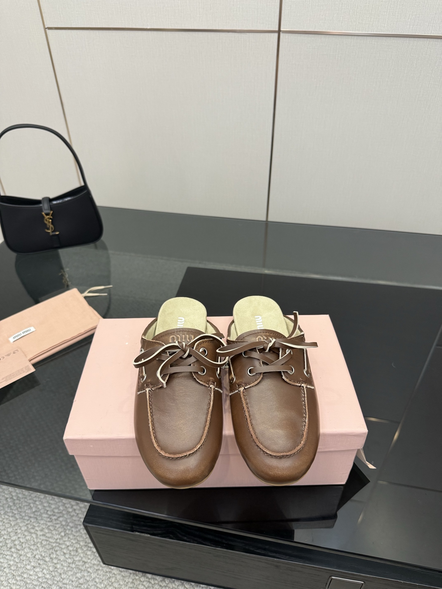 NO:382440,Top version MIUMIU Baotou drag, the official website synchronizes the higher version!  The original cowhide fabric is matched with exquisite bud edges, and every inch of leather exudes a low-key luxury, which is 'not deliberately high-end' when worn. The strap design is elegant and unlimited. The adjustable strap fits the ankle, lazy and a little delicate, and walks without being dragged. The tongue is embellished with the classic MIUMIU letter logo, details are ecstatic, and it is an ins-style blockbuster. The original raw rubber sole is so comfortable that you don't want to take off. The footbed design is soft but not collapsed, and it is not tired after wearing for a long time. The raw rubber sole is anti-slip and wear-resistant, and the indoor and outdoor switching is randomly switched. The sense of home ritual of a daughter starts from the sole of the foot. 35-40 sizes, (40 custom made) The same counter style is visual, semi-dragged, miumiu, cowhide19860909顶级版本 MIUMIU 包头拖,官网同步高版本！原版牛皮面料搭配精致芽边,每一寸皮质都透着低调的奢华感,穿上就是「不刻意的高级」.  绑带设计,优雅不设限 可调节绑带贴合脚踝,慵懒中带点小精致,走路带风不拖沓.鞋舌点缀经典MIUMIU字母logo,细节控狂喜,随手一拍都是ins风大片.  原版生胶鞋底,舒适到不想脱 贴合脚型的脚床设计,软而不塌,久穿不累.生胶鞋底防滑耐磨,室内外随意切换,千金小姐的居家仪式感,从脚底开始.  35-40码全,(40定做）专柜同款即视感,半拖,miumiu,cowhide,Women's Shoes