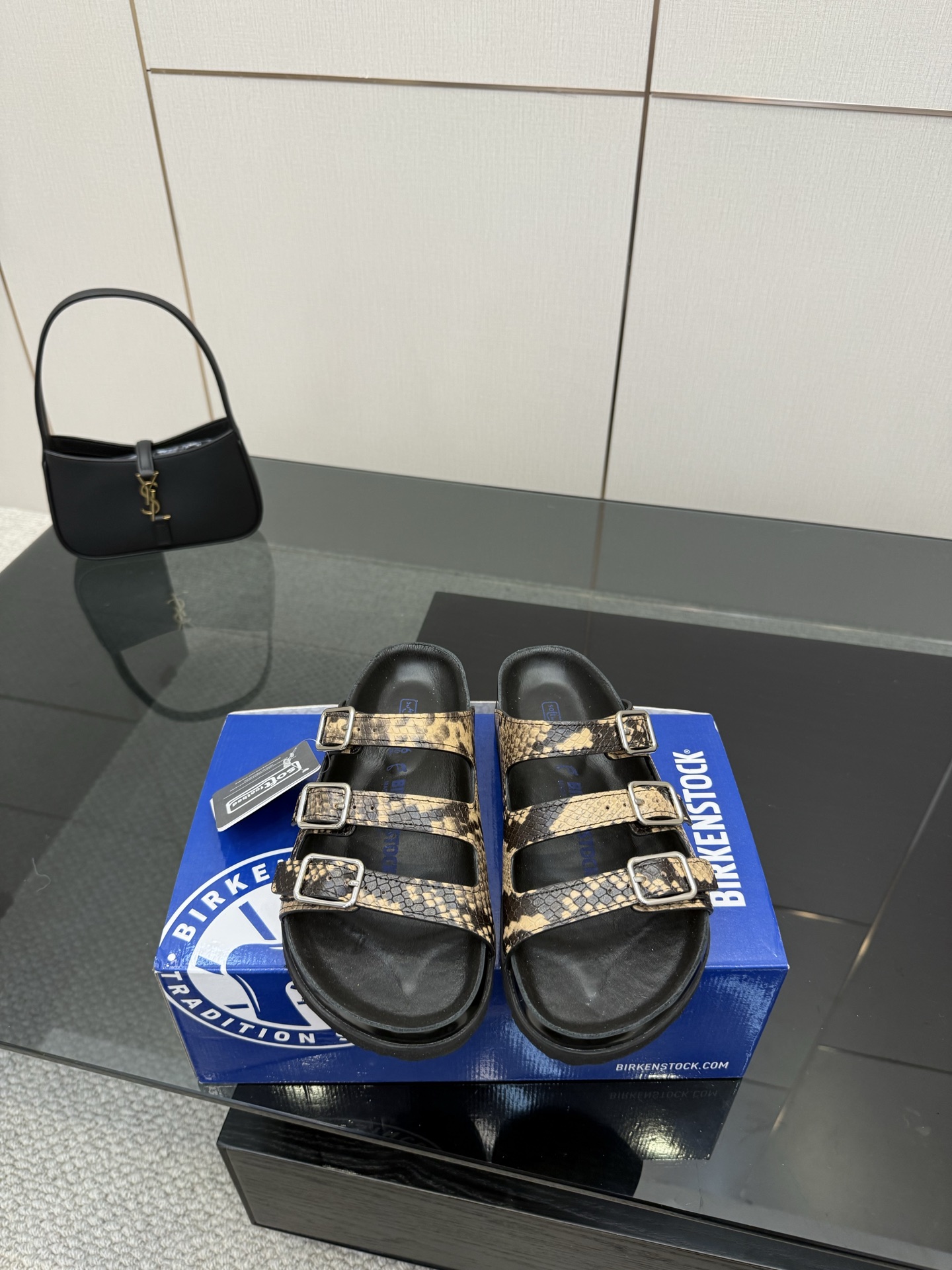 NO:382436,#Birkenstock #Birkenstock #Birkenstock slippers Classic Birkenstock toe slippers, whose structure is based on ergonomic design, makes the foot bed perfectly fit the curve of the foot. In short, it is comfortable to put on and off, and is fashionable and versatile. Fabric: snake pattern foot pad: cow velvet foot bed: cork + high elastic PVC sole: EVA rubber foam Size: women 35-40 men 38-45 litchi pattern cow velvet snake pattern 230, slippers, birdenstock, slippers19860909#Birkenstock #勃肯 #勃肯拖鞋 经典款勃肯包头拖鞋,其构造鉴于人体工学设计,使脚床的构造完美的贴合脚的弧度,简单来说就是,上脚舒适,穿脱方便,潮而百搭 面料:蛇纹 垫脚:牛反绒 脚床:软木+高弹PVC 鞋底:EVA橡胶发泡 尺码:女35-40 男38-45 荔枝纹 牛反绒 蛇纹230,拖鞋,birkenstock,slippers,Women's Shoes