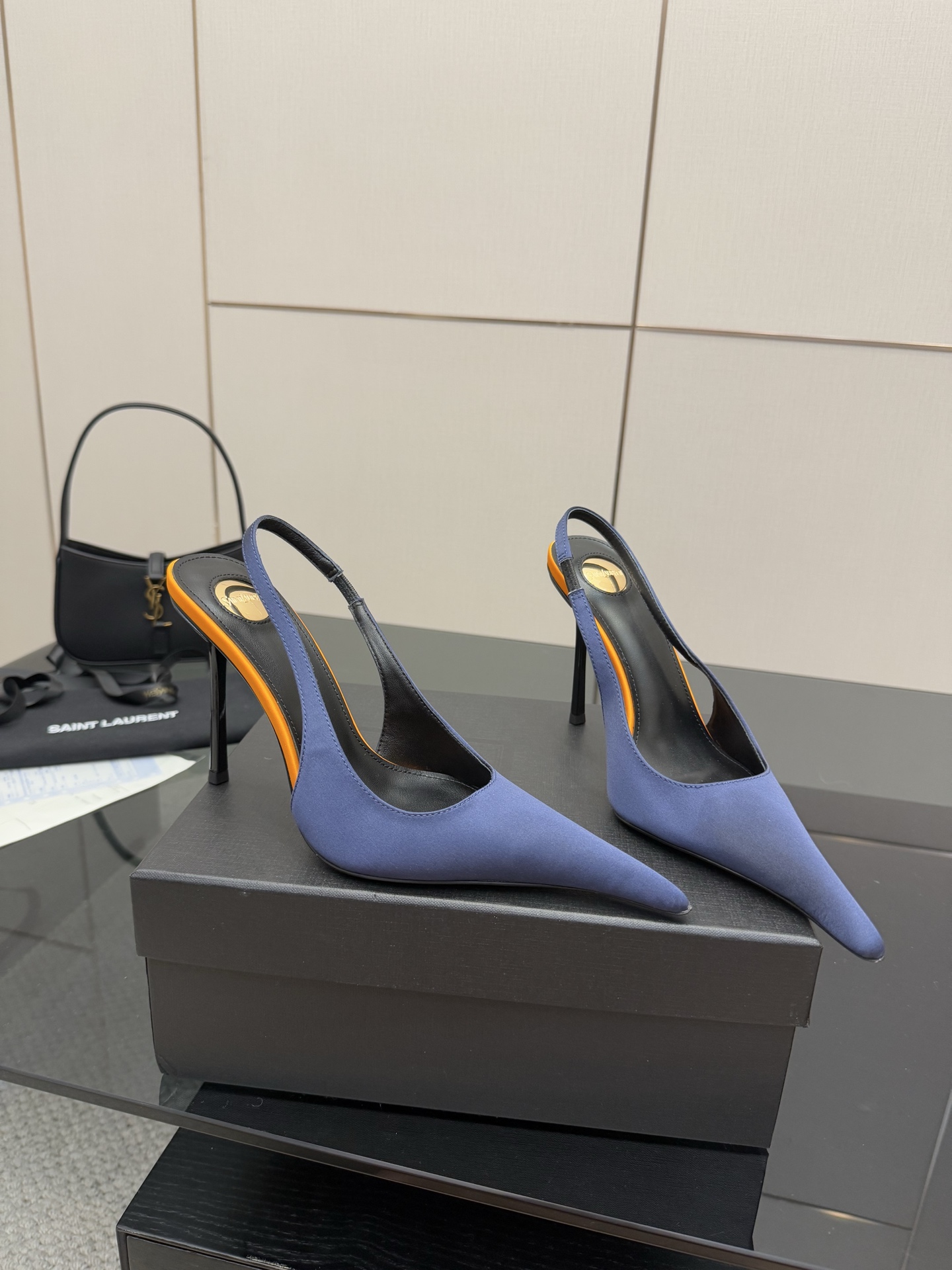 NO:382423,Saint Laurent | Beautiful high heels 25 spring style Who can refuse ysl high heels? It is known as the magic of men's death. You deserve to have fabric patent leather inner sheepskin sole cowhide elegant style to create a different feeling Heel height 9.5 cm counter packaging Simple and elegant style!  size. ｜35-39 (40 41 42 customized), high heels sandals, saint laurent, saint laurent, sandals, high heels, cowhide, sheepskin19860909圣罗兰 |绝美高跟  25春款 谁能拒绝ysl高跟鞋,号称斩男神奇,你值得拥有 面料 漆皮 内里 羊皮 鞋底 牛皮 优雅风格 创造不一样的感觉 跟高 9.5 cm 专柜包装 简约气质款式！ size. ｜35-39（40 41 42 定制）,高跟鞋凉鞋,saint laurent,saint laurent,sandals,high heels,cowhide,sheepskin,Women's Shoes