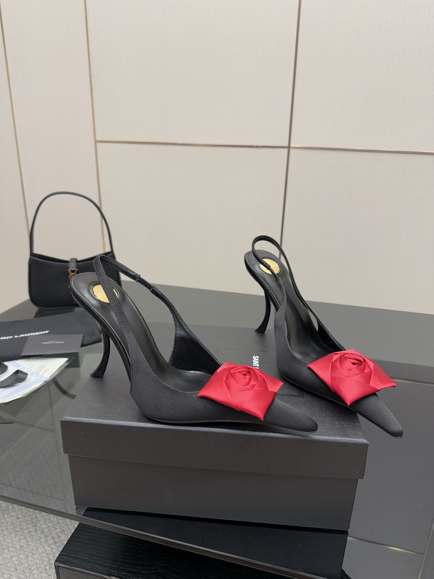 NO:382428,Saint Laurent | Beautiful flowers and high heels 25 spring style Who can refuse ysl high heels? It is known as the magic of men's death. You deserve to have fabric patent leather, silk, inner sheepskin sole cowhide, elegant style, create a different feeling, heel height 9.5 cm, counter packaging, simple and elegant style!  size. ｜35-39 (40 41 42 customized), high heels sandals, saint laurent, saint laurent, sandals, high heels, cowhide, sheepskin, real silk19860909圣罗兰 |花朵绝美高跟  25春款 谁能拒绝ysl高跟鞋,号称斩男神奇,你值得拥有 面料 漆皮,真丝 内里 羊皮 鞋底 牛皮 优雅风格 创造不一样的感觉 跟高 9.5 cm 专柜包装 简约气质款式！ size. ｜35-39（40 41 42 定制）,高跟鞋凉鞋,saint laurent,saint laurent,sandals,high heels,cowhide,sheepskin,real silk,Women's Shoes