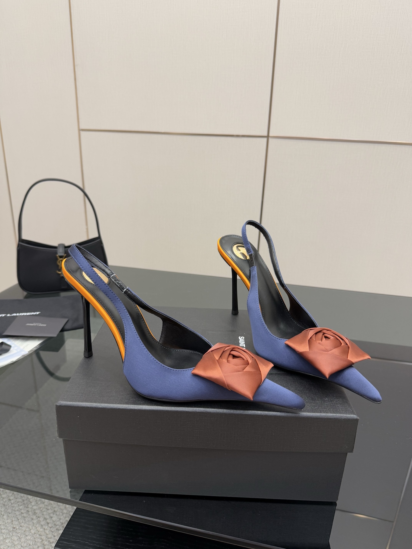 NO:382432,Saint Laurent | Beautiful flowers and high heels 25 spring models Who can refuse ysl high heels? It is known as the magic of men's death. You deserve to have fabric patent leather, inner sheepskin sole cowhide, elegant style, create a different feeling, heel height 9.5 cm, counter packaging, simple and elegant style!  size. ｜35-39 (40 41 42 customized), high heels sandals, saint laurent, saint laurent, sandals, high heels, cowhide, sheepskin19860909圣罗兰 |花朵绝美高跟  25春款 谁能拒绝ysl高跟鞋,号称斩男神奇,你值得拥有 面料 漆皮 内里 羊皮 鞋底 牛皮 优雅风格 创造不一样的感觉 跟高 9.5 cm 专柜包装 简约气质款式！ size. ｜35-39（40 41 42 定制）,高跟鞋凉鞋,saint laurent,saint laurent,sandals,high heels,cowhide,sheepskin,Women's Shoes