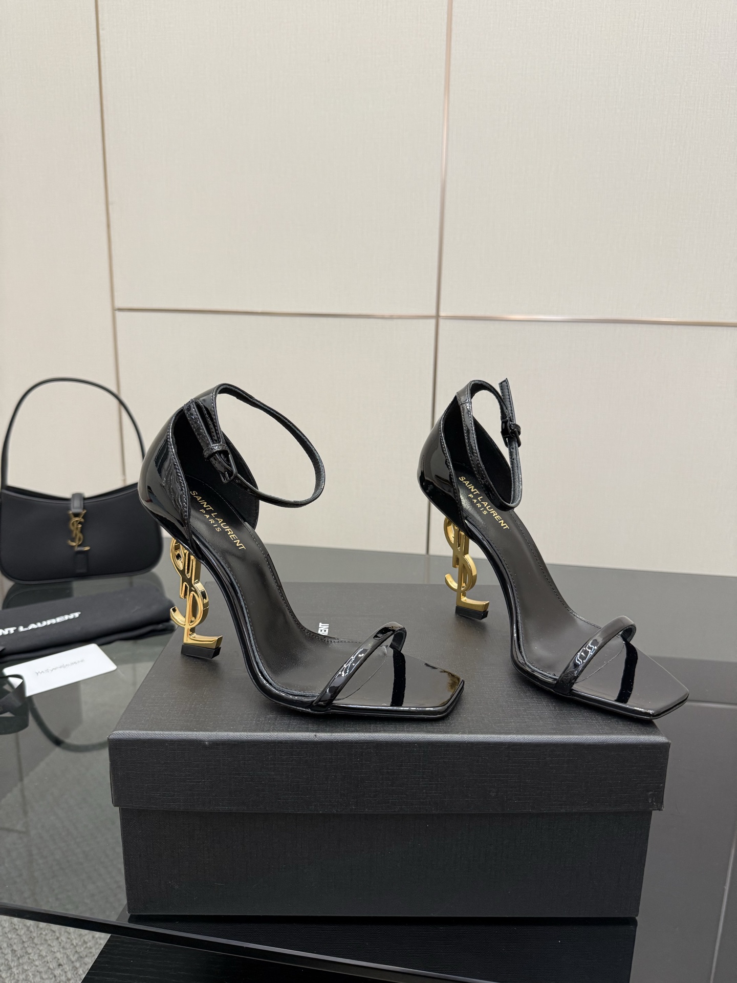 NO:392629,Top version Saint Laurent / YSL Saint Laurent metal letter logo high heels YSL sister's beautiful beauty high heels again Saint Laurent Rose small square toe with the same style. The high heels are very good at modifying the foot shape, luxurious metal chains in recent years SLP has become more and more familiar with women in high heels. I have turned to the embarrassing design impression of the waterproof platform style ysl beautiful heels fish mouth upper cowhide/paper leather sole genuine leather outsole heel height about 10.5cm size 35-42 (40, 41, 42 customization, no return or replacement), high heels sandals, loro piano, saint laurent, saint laurent, saint laurent, saint laurent, saint laurent, sandals, high heels, cowhide, Leather soles19860909顶级版本 Saint Laurent / YSL圣罗兰金属字母logo高跟凉鞋 YSL姐姐的美丽尤物高跟鞋 又是人间圣罗兰 Rose同款的小方头 高跟鞋化很好修饰脚型,奢华金属链 这几年SLP是在高跟鞋越来越懂女人了摒奔了防水台款的尴尬设计印象ysl绝美坡跟鱼嘴 鞋面牛皮/漆皮 鞋底真皮大底 跟高约10.5cm 码数35-42（40、41、42定制不退不换）,高跟鞋凉鞋,loro piana,saint laurent,saint laurent,saint laurent,sandals,high heels,cowhide,Leather soles,Women's Shoes