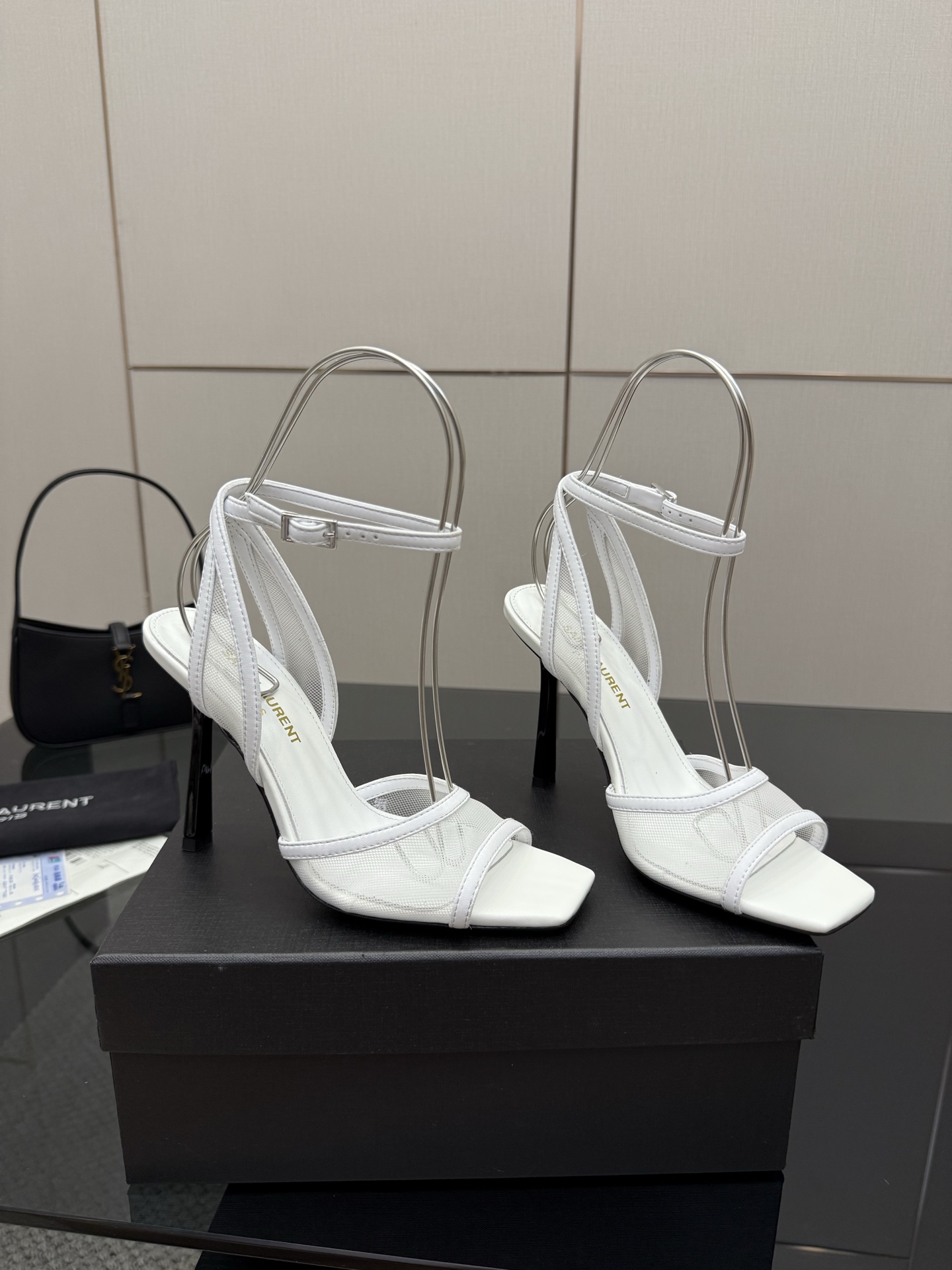 NO:385058,Saint Lauren*YSL Saint Laurent classic spring and summer cross-heeled sandals, high heels that cut men and women. Love it. It is worthy of being the brand that understands women the most. It is sold out immediately after launching. Especially the side lines are smooth and naturally slim, making the whole pair of shoes feel layered and feminine. No matter what style you usually have, please try it!  The upper is made of imported mesh, the inner is mixed-bred sheepskin Italian leather outsole Heel height 10cm Size35-39 (customized by 34/40/41), high heels sandals, saint laurent, saint laurent, saint laurent, saint laurent, sandals, high heels, sheepskin, Leather soles19860909Saint Lauren*YSL圣罗兰经典春夏交叉带高跟凉鞋 斩男又斩女的高跟鞋 爱了 不愧是最懂女人的品牌 上新即售空 尤其是侧面线条设计流畅自然还很显瘦 让整双鞋层次感十足又富有女人味 不管你平时什么风格 请你一定要试试它！ 鞋面采用进口网纱 内里是混种羊皮 意大利真皮大底 跟高10cm Size35-39（34/40/41定制）,高跟鞋凉鞋,saint laurent,saint laurent,saint laurent,sandals,high heels,sheepskin,Leather soles,Women's Shoes