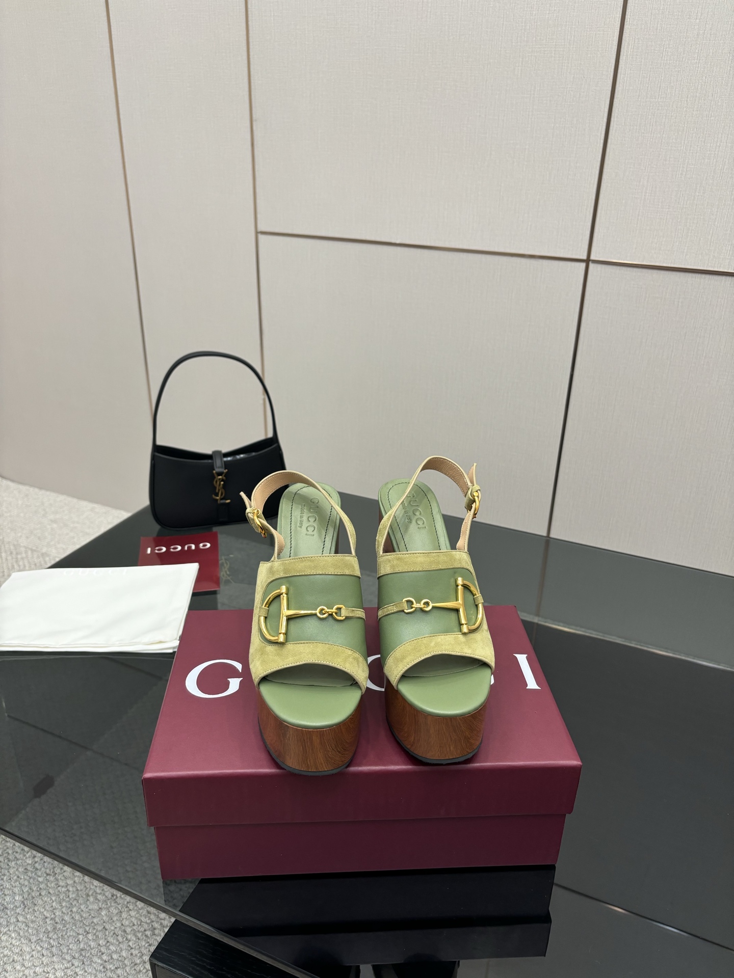 NO:387822,GUCCI2025 summer latest D-line light gold horse buckle herringbone clamp sandals This women's clip-toe sandals are matched with classic large D new horse buckle details gold tone accessories, highlighting the brand's heritage and showing a unique charm. It is made of exquisite sheepskin, with elegant design without losing its casualness, and is a refreshing and ideal item for warm season style. Top version, welcome to compare. Original 1:1 replica. Please be sure to ensure that our authentic products are guaranteed. Upper imported high-end sheepskin/suede net/presbygone G cloth inner/foot pad full grain pattern high-end lambskin sole genuine leather sole heel height 13cm water table 5cm code 35-42 (41/40/42 custom-made non-return and exchange), high heels sandals, gucci, sandals, high heels, sheepskin19860909GUCCI2025夏季最新D字浅金马衔扣人字夾趾凉鞋 这款女士夹趾凉鞋搭配饰经典大D新马衔扣细节金色调配件,彰显品牌传承,尽显别样魅力.采用精致羊皮打造,设计优雅而不失随性,是暖季造型的清爽理想单品 顶级版本、欢迎比对. 原版1:1复刻 注意请认准咱家正品保证 鞋面进口高档羊皮/绒面网/老花G布 内里/垫脚全粒纹高档小羊皮 鞋底真皮底 跟高13cm 水台5cm 配码35-42（41/40/42定做不退换）,高跟鞋凉鞋,gucci,sandals,high heels,sheepskin,Women's Shoes