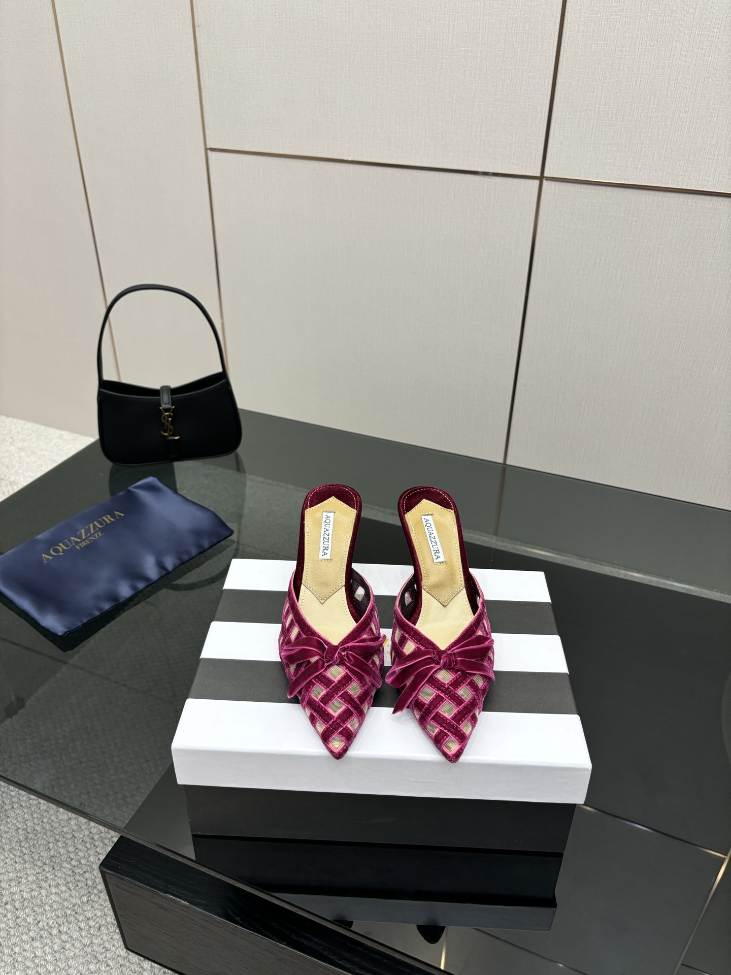 NO:387715,AQUAZZURA Zp Original mold opening new velvet mesh high heel sandals made of original custom silk, original mold opening Swarovski rhinestone decorative buckle, super flashing outsole gold iconic pineapple micro-label to give the product rich brand connotation and luxurious appearance single leather upsole sheepskin insole creation, creating beautiful and smooth appearance, comfortable and fashionable, must-have. Upper mesh denim foot mat: sheepskin outsole Italian leather outsole heel height 6.5cm Shoe size: 36-43 (40, 41, 42, 43 custom made no return), semi-torque high heels, sandals, high heels, sheepskin, real silk, Leather soles19860909AQUAZZURA Zp 原版开模 新品丝绒网纱 高跟凉鞋 采用原版定制真丝制成,原版开模施华洛奇水钻装饰扣,超闪 大底金色标志性菠萝微标赋予单品丰富的品牌内涵与奢华的外观单品真皮大底羊皮鞋垫 创作即外观线条优美流畅又上脚舒适时髦精必入款. 鞋面网面牛仔布 脚垫: 羊皮 大底意大利真皮大底 跟高6.5cm 鞋码: 36-43 (40、41、42、43 定做不退换),半拖高跟鞋,sandals,high heels,sheepskin,real silk,Leather soles,Women's Shoes