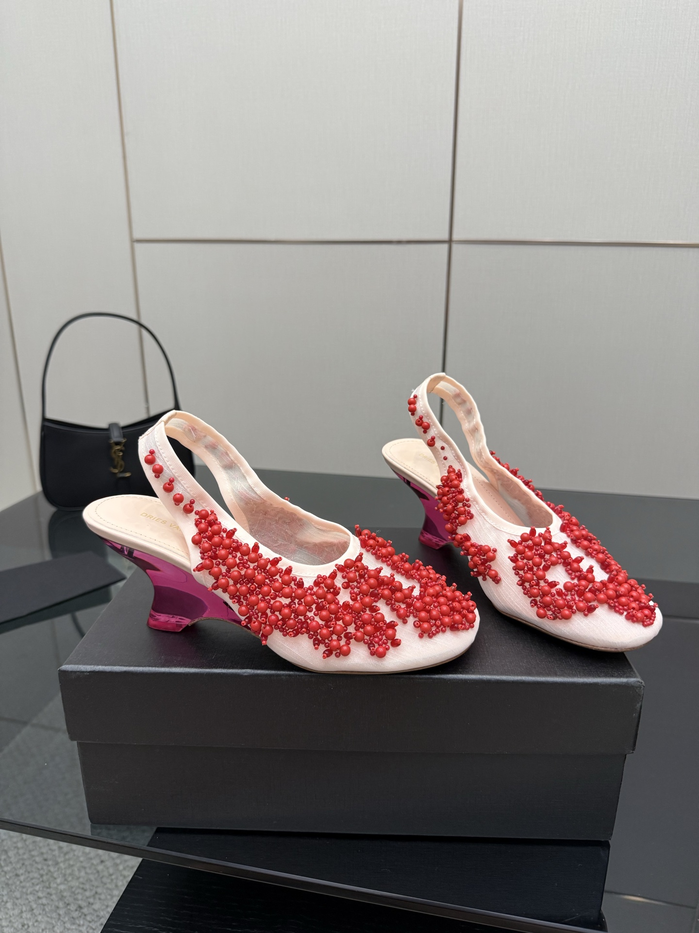 NO:387711,Dries Van Noten 25SS New beaded women's shoes. Every pair is beautiful like a work of art. It must be a very eye-catching item on the feet. Fairies can make the 'crystal shoes' that contemporary women should have. Upper mesh beads, footbed sheepskin, outsole, genuine leather injection molded outsole. Size 35-42 (customized for 40.41.42) Flat sole, high heels, high heels, sheepskin19860909Dries Van Noten 25SS 新款钉珠女鞋 每一双都美的像艺术品 上脚一定是非常瞩目的单品 仙女们可以冲 当代女性应该自己拥有的“水晶鞋” 鞋面网面钉珠 垫脚羊皮 大底真皮注塑大底 码数35-42(40.41.42定做） 平底 高跟,高跟鞋凉鞋,sandals,high heels,sheepskin,Women's Shoes