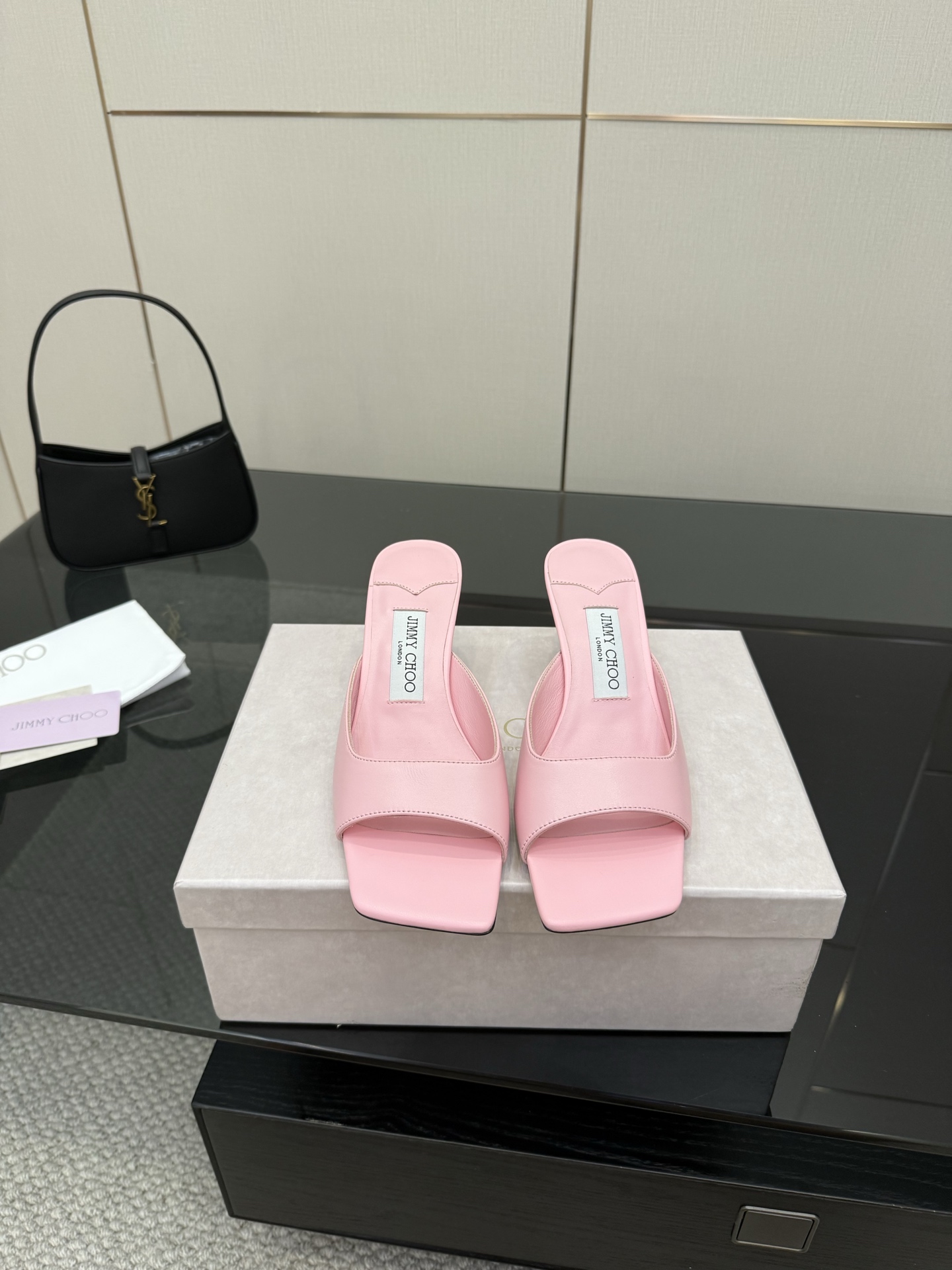 NO:392649,Commentary Jimmy Choo｜Jimmy Zhou Classic High-heeled Slippers It’s really a degree of falling in love with at first glance. It’s not an exaggeration at all. The design looks delicate and the feet look good and very exquisite!  The fabric is made of imported lambskin, the inner tiptoe mixed breeding sheepskin, the Italian imported genuine leather outsole, the heel height is 5cm Size35-39 (customized by 40/41), high heels, slippers, jimmy choo, jimmy choo, high heels, slippers, sheepskin, Leather soles19860909批 Jimmy Choo｜吉米周经典 高跟拖鞋 真的是看一眼就爱上的程度 丝毫不夸张 设计显秀气 上脚贼好看 特别精致！ 面料采用进口小羊皮 内里踮脚混种羊皮 意大利进口真皮大底 跟高5cm Size35-39（40/41定制）,高跟鞋拖鞋,jimmy choo,jimmy choo,high heels,slippers,sheepskin,Leather soles,Women's Shoes