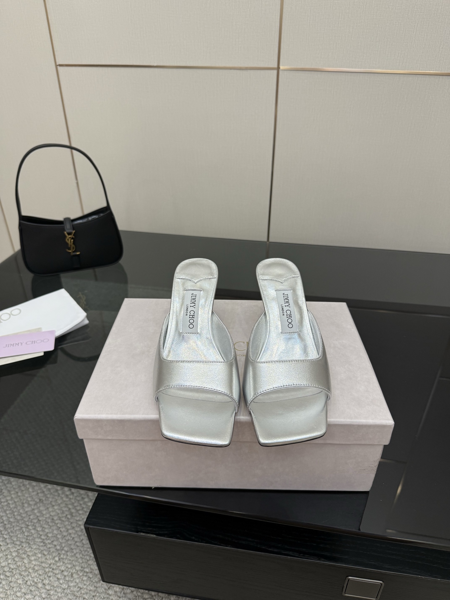 NO:392645,Commentary Jimmy Choo｜Jimmy Zhou Classic High-heeled Slippers It’s really a degree of falling in love with at first glance. It’s not an exaggeration at all. The design looks delicate and the feet look good and very exquisite!  The fabric is made of imported lambskin, the inner tiptoe mixed breeding sheepskin, the Italian imported genuine leather outsole, the heel height is 5cm Size35-39 (customized by 40/41), high heels, slippers, jimmy choo, jimmy choo, high heels, slippers, sheepskin, Leather soles19860909批 Jimmy Choo｜吉米周经典 高跟拖鞋 真的是看一眼就爱上的程度 丝毫不夸张 设计显秀气 上脚贼好看 特别精致！ 面料采用进口小羊皮 内里踮脚混种羊皮 意大利进口真皮大底 跟高5cm Size35-39（40/41定制）,高跟鞋拖鞋,jimmy choo,jimmy choo,high heels,slippers,sheepskin,Leather soles,Women's Shoes