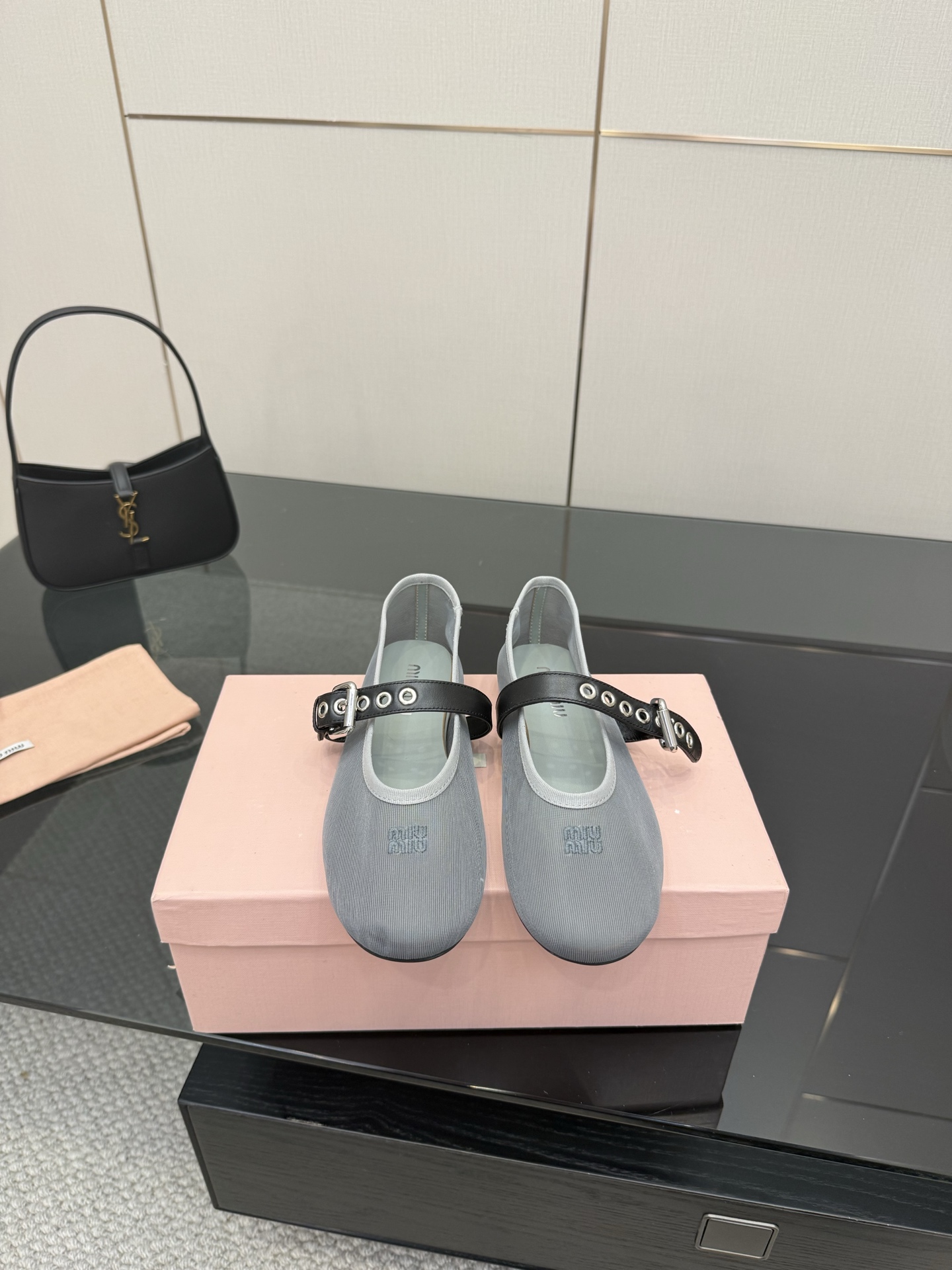 NO:391590,Miu Miu/Mu Miu 25s new product, mesh Mary Jane shoes. I really love the spring styles of this season!  The mesh is looming, sexy and sweet~ You can easily control shopping, dates, and commuting! Paired with skirts or jeans, it is full of fashion sense! The fabric is made of original custom material, the inner foot pads are all sheepskin imported Italian cowhide sole size35-39 (customized by 40/41), ballet shoes, miumiu, mary jane, skirts, jeans, cowhide, sheepskin19860909Miu Miu/缪缪25s新品 网面玛丽珍鞋 这一季的春款真的太爱了！ 网面若隐若现 性感又不失甜美~ 逛街、约会、通勤都都能轻松驾驭! 搭配裙子或牛仔裤,时尚感爆棚! 面料采用原版定制材质 内里垫脚均为羊皮 意大利进口牛皮大底 size35-39（40/41定制）,芭蕾舞鞋,miumiu,mary jane,skirts,jeans,cowhide,sheepskin,Women's Shoes