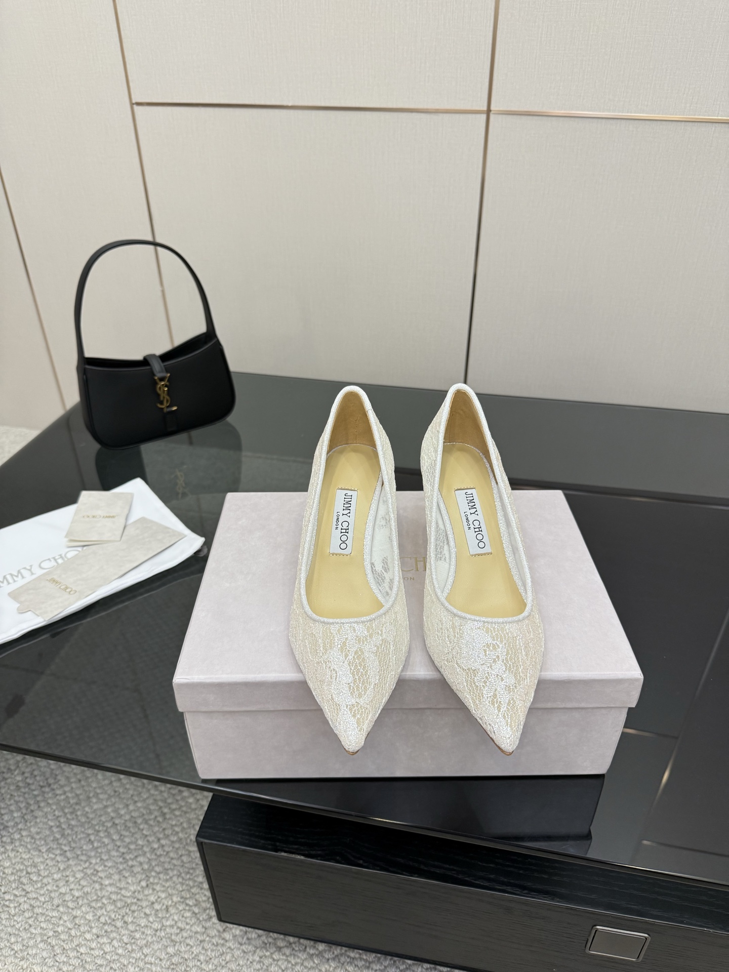 NO:392637,Jimmy Choo｜Jimmy Zhou’s classic spring and summer hot lace high heels - a super fairy style!  It's so beautiful that it's breathtaking!  Lace gives people a mysterious feeling, and it is hazy and hard to see clearly. Whether it is clothes or skirts, when worn on women, it is faintly sexy, very dreamy and romantic, playful and cute, full of temperament, and yet has a sense of fashion and modernity, revealing a hint of elegant charm!  JC's shoes satisfy all girls' fantasies about high heels. They are both girlish and can also wear them in a goddess style!  ………………………………………………………………………………………………………………………………………………………………………………………………………………………………………………………………………………………………………………………………………………………………………………………………………………………………………………………………………………………………………………………………………………………………………………………………………………………………………………………………………………………………………………………………………………………………………………………………………………………………………………………………………………………………………………………………………………………………………………………………………………………………………………………………………………………………………………………………………………………………………………………………………………………………………………………………………………………………………………………………………………………………………………………………………………19860909批 Jimmy Choo｜吉米周经典春夏爆款蕾丝高跟鞋 -超级仙的一款啊！美得让人窒息！蕾丝给人以一种很神秘的感觉,朦胧看不清,不管是衣服还是裙子,穿在女人身上,若隐若现的小性感,很梦幻很浪漫,俏皮可爱,气质十足,又不失时尚现代感,透出丝丝优雅魅力！JC的这款鞋满足了女生对高跟鞋的所有幻想,既有少女感,也可以穿出女神范！ …………………………………………………… Go 材质 鞋面采用原版定制蕾丝 内里垫脚粒面珠光羊皮里 原版意大利真皮大底 跟高 6.5cm/8.5cm 码数 35-39（ 40 41 定做不退换）,高跟鞋单鞋,jimmy choo,jimmy choo,high heels,skirts,sheepskin,Leather soles,Women's Shoes