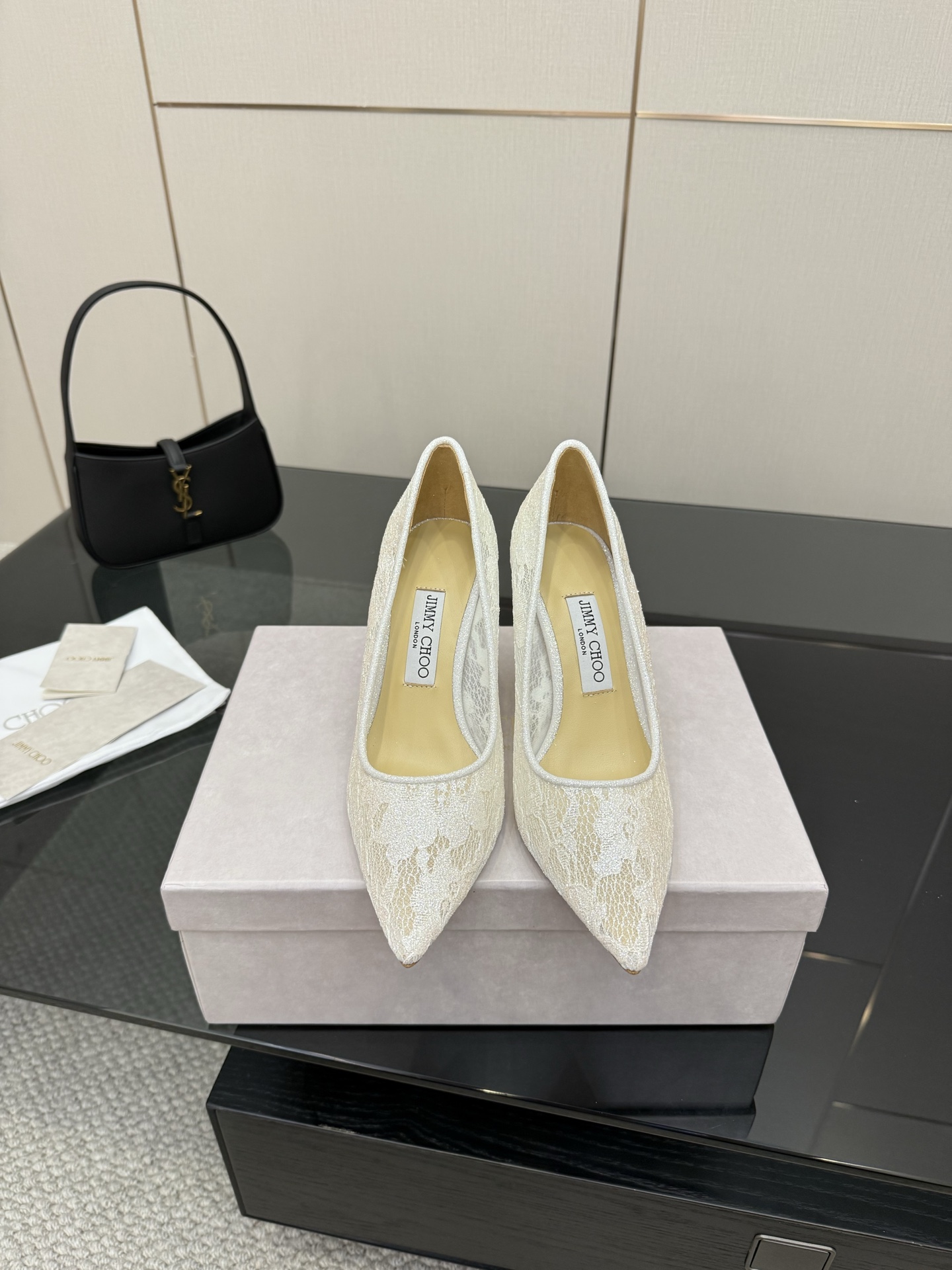 NO:392638,Jimmy Choo｜Jimmy Zhou’s classic spring and summer hot lace high heels - a super fairy style!  It's so beautiful that it's breathtaking!  Lace gives people a mysterious feeling, and it is hazy and hard to see clearly. Whether it is clothes or skirts, when worn on women, it is faintly sexy, very dreamy and romantic, playful and cute, full of temperament, and yet has a sense of fashion and modernity, revealing a hint of elegant charm!  JC's shoes satisfy all girls' fantasies about high heels, both with a girlish feel and can also be worn to look like a goddess!  ………………………………………………………………………………………………………………………………………………………………………………………………………………………………………………………………………………………………………………………………………………………………………………………………………………………………………………………………………………………………………………………………………………………………………………………………………………………………………………………………………………………………………………………………………………………………………………………………………………………………………………………………………………………………………………………………………………………………………………………………………………………………………………………………………………………………………………………………………………………………………………………………………………………………………………………………………………………………………………………………………………………………………………………………………………19860909批 Jimmy Choo｜吉米周经典春夏爆款蕾丝高跟鞋 -超级仙的一款啊！美得让人窒息！蕾丝给人以一种很神秘的感觉,朦胧看不清,不管是衣服还是裙子,穿在女人身上,若隐若现的小性感,很梦幻很浪漫,俏皮可爱,气质十足,又不失时尚现代感,透出丝丝优雅魅力！JC的这款鞋满足了女生对高跟鞋的所有幻想,既有少女感,也可以穿出女神范！ …………………………………………………… Go 材质 鞋面采用原版定制蕾丝 内里垫脚粒面珠光羊皮里 原版意大利真皮大底 跟高 6.5cm/8.5cm 码数 35-39（ 40 41 定做不退换）,高跟鞋单鞋,jimmy choo,jimmy choo,high heels,skirts,sheepskin,Leather soles,Women's Shoes