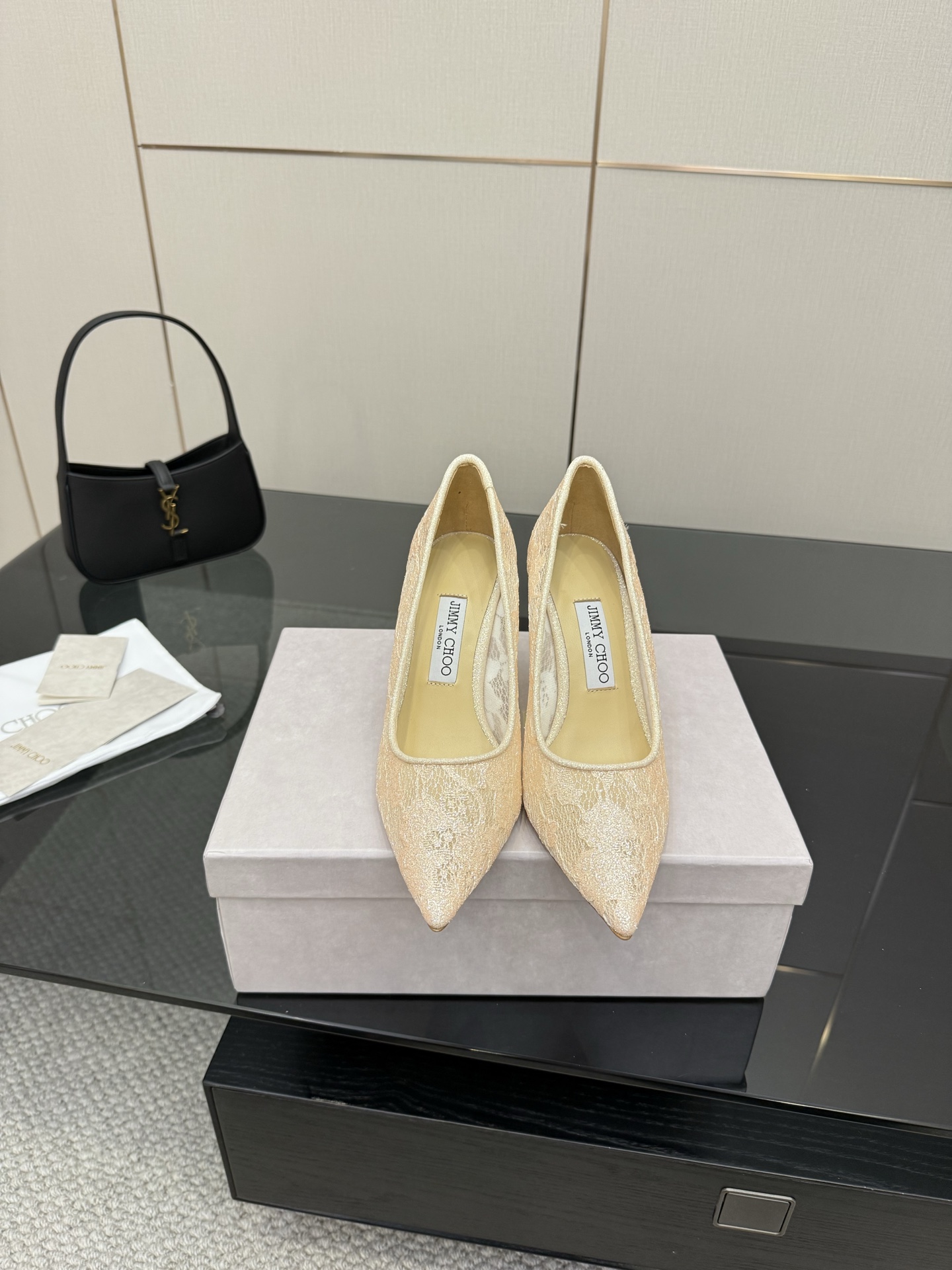 NO:392643,Jimmy Choo｜Jimmy Zhou’s classic spring and summer hot lace high heels - a super fairy style!  It's so beautiful that it's breathtaking!  Lace gives people a mysterious feeling, and it is hazy and hard to see clearly. Whether it is clothes or skirts, when worn on women, it is faintly sexy, very dreamy and romantic, playful and cute, full of temperament, and yet has a sense of fashion and modernity, revealing a hint of elegant charm!  JC's shoes satisfy all girls' fantasies about high heels, both with a girlish feel and can also be worn to look like a goddess!  ………………………………………………………………………………………………………………………………………………………………………………………………………………………………………………………………………………………………………………………………………………………………………………………………………………………………………………………………………………………………………………………………………………………………………………………………………………………………………………………………………………………………………………………………………………………………………………………………………………………………………………………………………………………………………………………………………………………………………………………………………………………………………………………………………………………………………………………………………………………………………………………………………………………………………………………………………………………………………………………………………………………………………………………………………………19860909批 Jimmy Choo｜吉米周经典春夏爆款蕾丝高跟鞋 -超级仙的一款啊！美得让人窒息！蕾丝给人以一种很神秘的感觉,朦胧看不清,不管是衣服还是裙子,穿在女人身上,若隐若现的小性感,很梦幻很浪漫,俏皮可爱,气质十足,又不失时尚现代感,透出丝丝优雅魅力！JC的这款鞋满足了女生对高跟鞋的所有幻想,既有少女感,也可以穿出女神范！ …………………………………………………… Go 材质 鞋面采用原版定制蕾丝 内里垫脚粒面珠光羊皮里 原版意大利真皮大底 跟高 6.5cm/8.5cm 码数 35-39（ 40 41 定做不退换）,高跟鞋单鞋,jimmy choo,jimmy choo,high heels,skirts,sheepskin,Leather soles,Women's Shoes