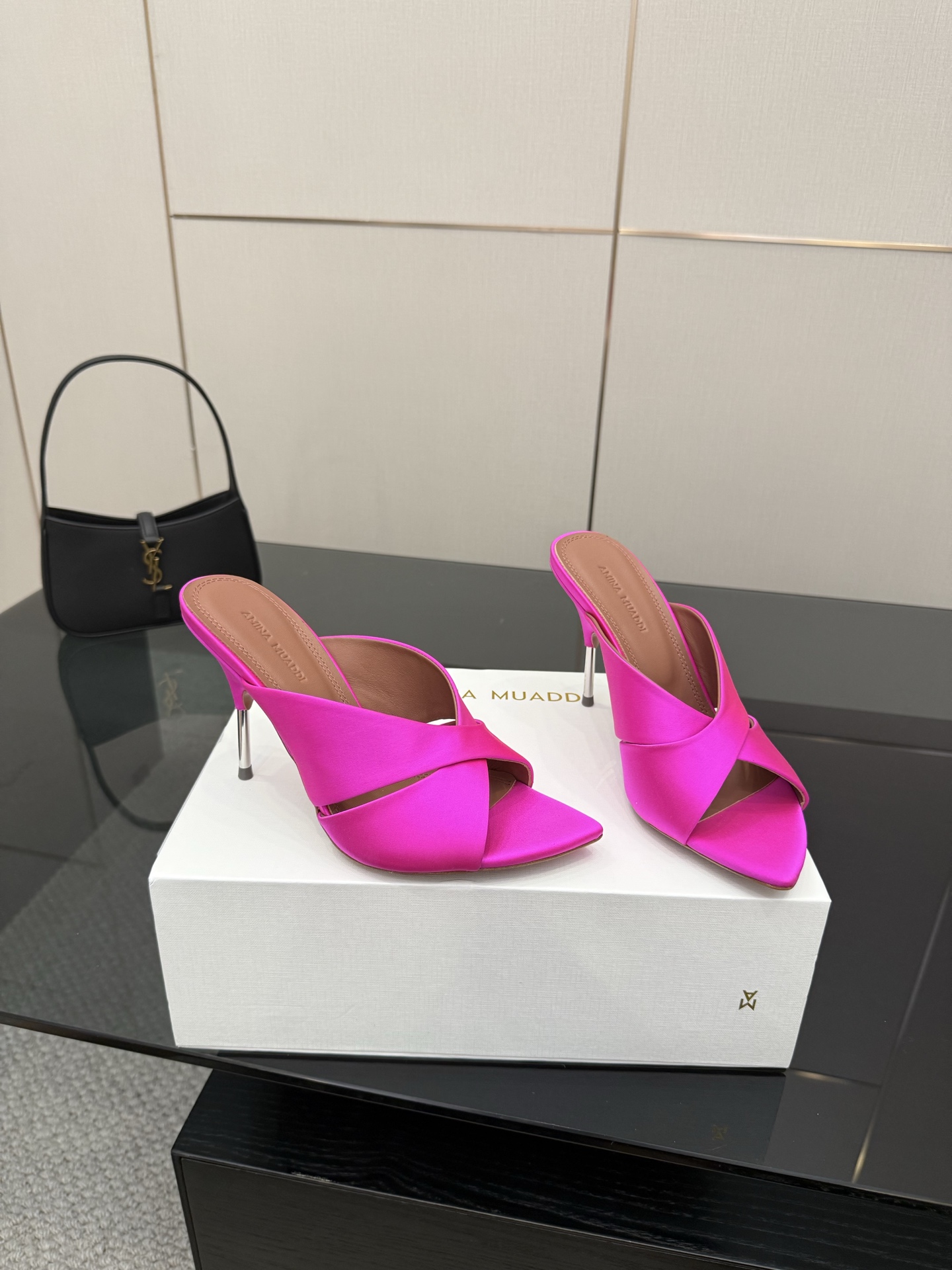 NO:391578,Top version Amina Muaddi Satin-shaped high-heeled sandals Authentic 1:1 Replica Top quality Customized mold opening (it took 2 months to come out) AM's new product this year, full of high-end feeling, is Jimei's dream shoes!  Loved Loved!  The foot pads are removed from the original 1:1 color card and logo font design Italian leather outsole Injection molding process Heel height 9.8cm Size 35-39 (34 40 41 42 Customized non-returning), high heels, slippers, sandals, high heels, slippers, Leather soles19860909顶级版本 Amina Muaddi 缎面绝美高跟凉鞋  正品1:1 复刻 顶级品质  开模定制（历尽2个月才出来效果） AM今年新品 高级感十足 就是 集美们的梦中情鞋！爱了 爱了！ 垫脚都是拆掉原版1:1对色卡 以及logo字体设计 意大利真皮大底 注塑工艺 跟高 9.8cm 码数 35-39（34 40 41 42 定制不退换）,高跟鞋拖鞋,sandals,high heels,slippers,Leather soles,Women's Shoes