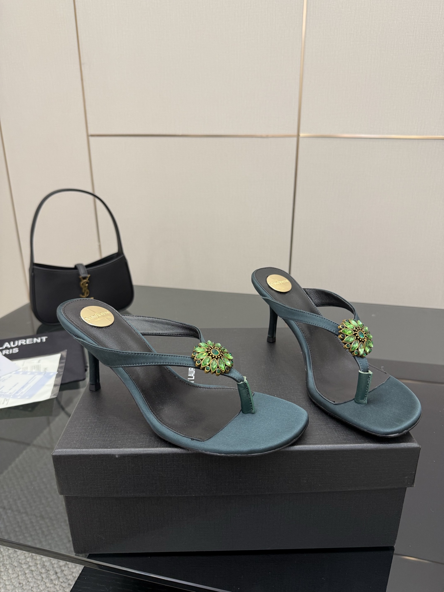 NO:391571,Saint Lauren*YSL Saint Laurent 25ss Spring and summer new rhinestone high heel flip flops exquisite and fashionable essentials The upper is made of original custom leather, the inner tiptoe mixed-bred sheepskin heel height 8cm imported Italian leather sole Size35-39 (customized by 40/41), split-toe shoes, saint laurent, saint laurent, saint laurent, saint laurent, slippers, sheepskin, Leather soles19860909Saint Lauren*YSL圣罗兰25ss 春夏新品水钻高跟人字拖鞋 精致时髦精必备单品 鞋面采用原版定制皮料 内里踮脚混种羊皮 跟高8cm 意大利进口真皮大底 Size35-39（40/41定制）,分趾鞋,saint laurent,saint laurent,saint laurent,slippers,sheepskin,Leather soles,Women's Shoes