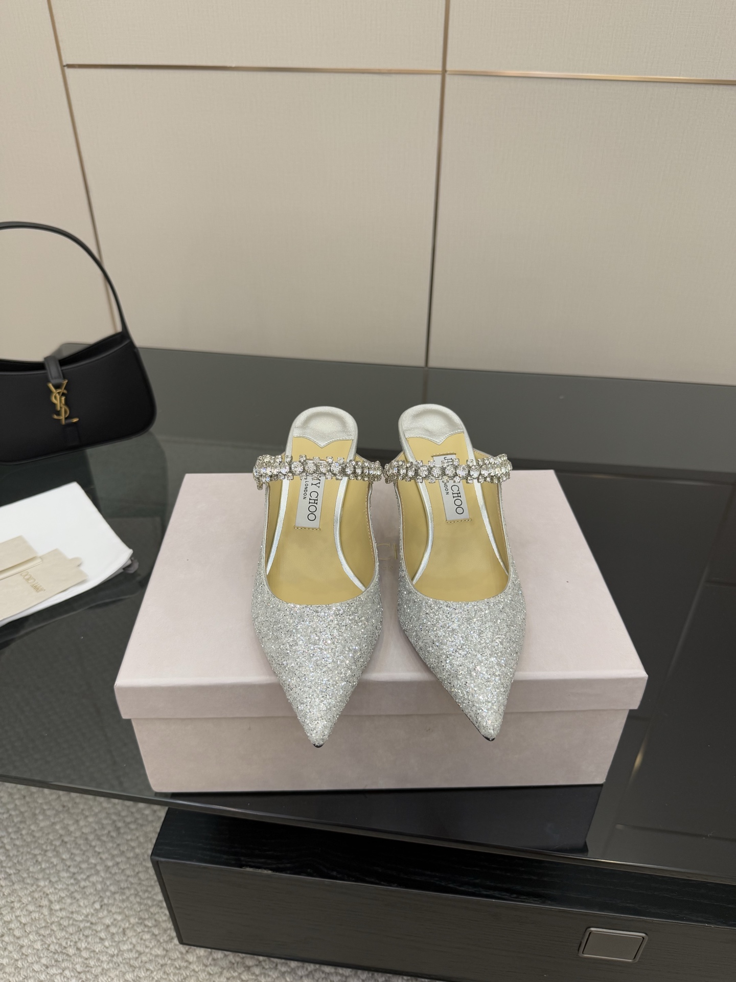 NO:391564,Purchase quality JIMMY CHOO counter hit classic style!  The latest upgrade of the classic last of the counter, developed by Taiwanese masters for several months, has the taste of the last, and the taste of the grating is exactly the same as the original version!  You can see the soul of the shoes~ This is the effect of the classic model [Smile] The upper is made of imported beef patent leather, made by Greete. Our patent leather has a very good texture. It is customized at a high price, and the inner foot pads are made of full grain leather, showing luxury!  Original high-desk accessory hardware, diamonds are super flashing and don’t look too good~ Italian imported leather sole!  The classic style and charm are very important, and we have done it completely!  One of the super versatile slippers, worth recommending!  Number of codes 35 36 37 38 39#!  34.40 .41.42 Booking is accepted!  , semi-drag, jimmy choo, slippers, Leather soles19860909代购品质 JIMMY CHOO专柜爆款经典款！专柜最新升级经典款楦头、台湾师傅深研数月开发而成、楦头味道,格板味道都和原版一模一样！可以看出鞋子的灵魂所在～这就是经典款该有的效果吧[微笑] 鞋面采用进口牛漆皮,格力特制作,咱的漆皮质感超好,花了大价定制出来的、内里垫脚均全粒面面皮制作、尽显奢华！ 原版高度开模配饰五金,钻超闪上脚不要太好看～ 意大利进口真皮大底！ 经典款形体神韵非常重要、咱完全做到了！ 超级百搭拖鞋之一,值得推荐！ 码数35 36 37 38 39#！ 34.40 .41.42接受预定！,半拖,jimmy choo,slippers,Leather soles,Women's Shoes