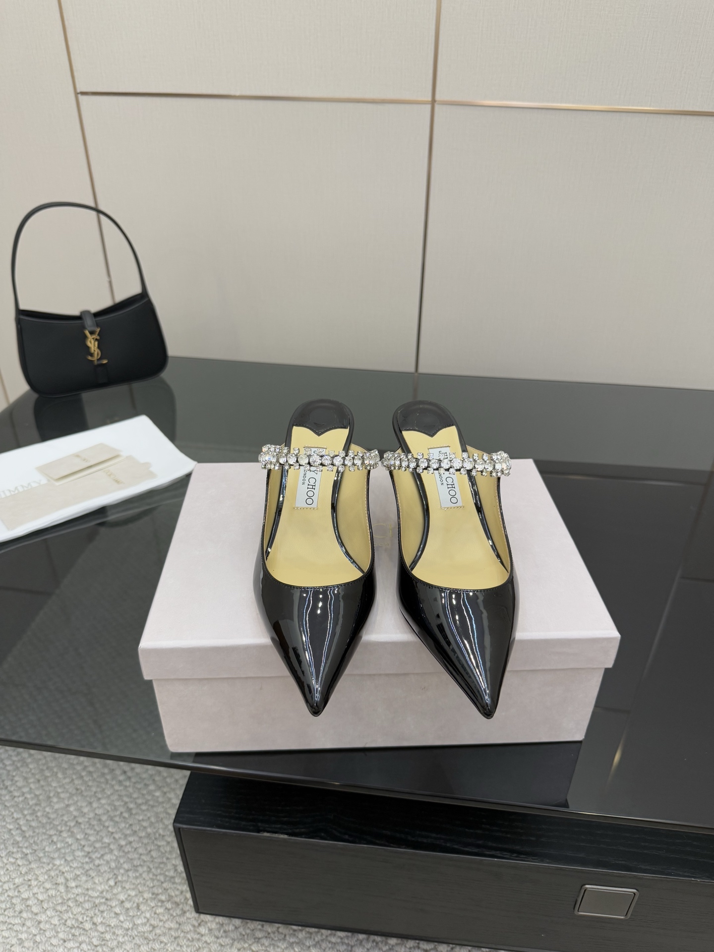 NO:406245,Purchase quality JIMMY CHOO counter hit classic style!  The latest upgrade of the classic last of the counter, developed by Taiwanese masters for several months, has the taste of the last, and the taste of the grating is exactly the same as the original version!  You can see the soul of the shoes~ This is the effect of the classic model [Smile] The upper is made of imported beef patent leather, made by Greete. Our patent leather has a very good texture. It is customized at a high price, and the inner foot pads are made of full grain leather, showing luxury!  Original high-desk accessory hardware, diamonds are super flashing and don’t look too good~ Italian imported leather sole!  The classic style and charm are very important, and we have done it completely!  One of the super versatile slippers, worth recommending!  Number of codes 35 36 37 38 39#!  34.40 .41.42 Booking is accepted!  , semi-tork high heels, jimmy choo, high heels, slippers, Leather soles19860909批 代购品质 JIMMY CHOO专柜爆款经典款！专柜最新升级经典款楦头、台湾师傅深研数月开发而成、楦头味道,格板味道都和原版一模一样！可以看出鞋子的灵魂所在～这就是经典款该有的效果吧[微笑] 鞋面采用进口牛漆皮,格力特制作,咱的漆皮质感超好,花了大价定制出来的、内里垫脚均全粒面面皮制作、尽显奢华！ 原版高度开模配饰五金,钻超闪上脚不要太好看～ 意大利进口真皮大底！ 经典款形体神韵非常重要、咱完全做到了！ 超级百搭拖鞋之一,值得推荐！ 码数35 36 37 38 39#！ 34.40 .41.42接受预定！,半拖高跟鞋,jimmy choo,high heels,slippers,Leather soles,Women's Shoes