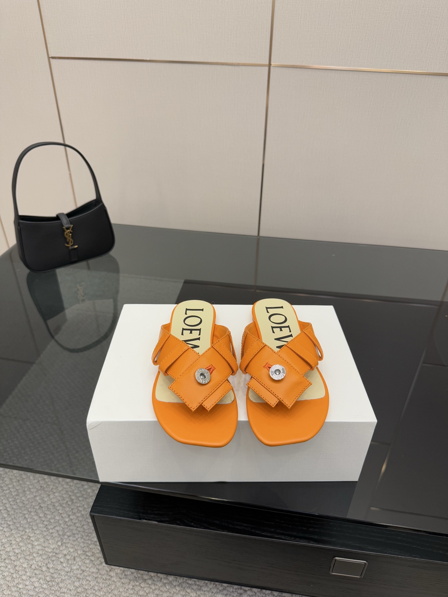 NO:391552,Luo Yiwei LOEWE2025SS summer limited button slippers, it's really easy to wear!  It is really highly recommended to all the fairies. The fabric is made of high-quality top layer cowhide, size 35-40 (40 custom made without return or replacement) Top version, split-toe shoes, loewe, loewe, slippers, cowhide19860909罗意威LOEWE2025SS夏季限定纽扣拖鞋,真的太好穿了！真的强烈推荐给各小仙女. 面料采用优质头层牛皮 码数35-40（40定做不退不换） 顶级版本,分趾鞋,loewe,loewe,slippers,cowhide,Women's Shoes