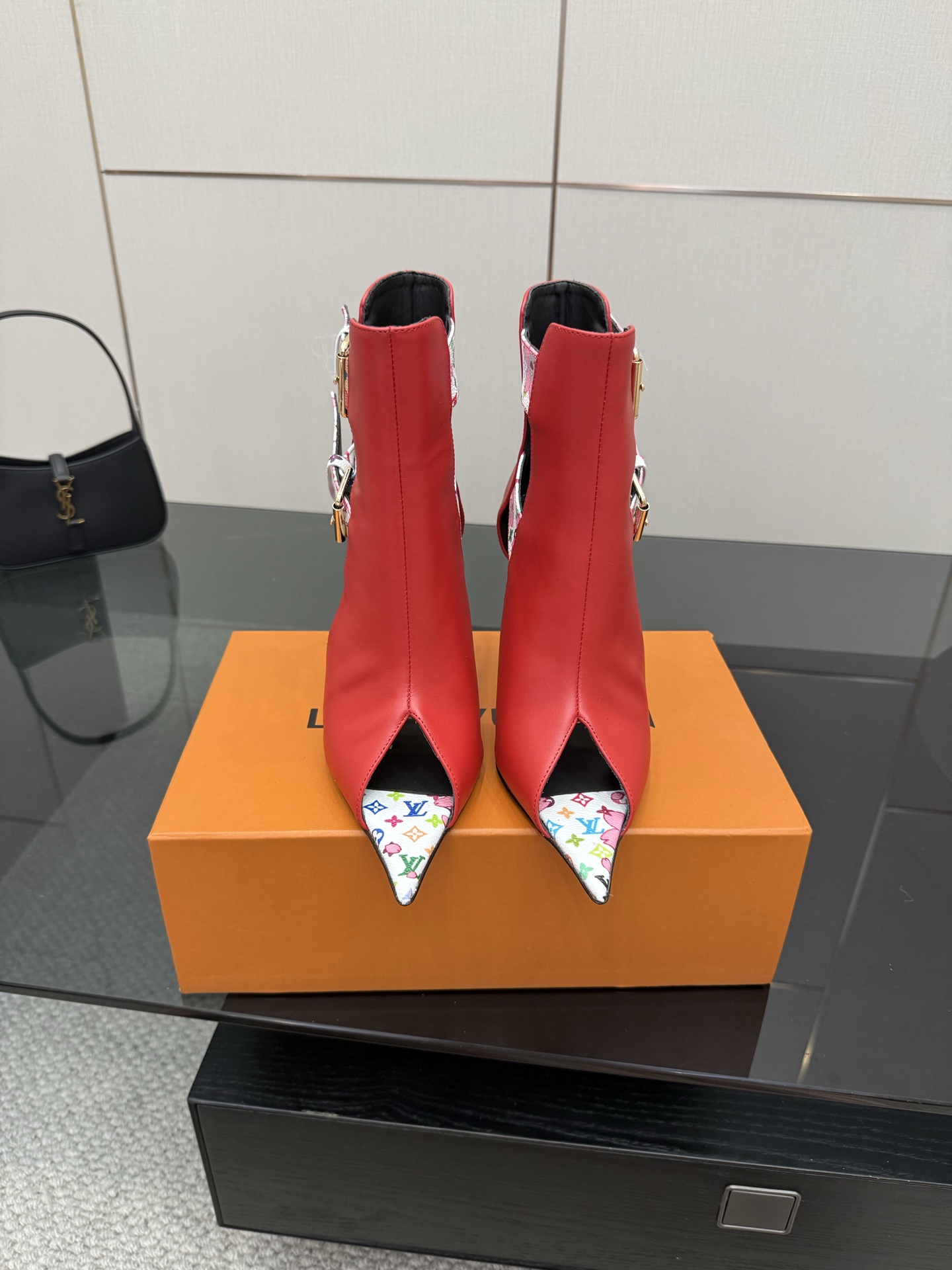 NO:408530,LOUIS VUITTON Counter Latest version Top version LV inner cowhide material is real!  Original 1:1 material copy!  Modern and casual integration!  Release the queen-like strong aura and instantly capture everyone's sight. Inner/foot pad imported cowhide fabric cowhide, full leather, size 35-41 (40, 41, 42 custom-made, no return or exchange), high heels, sandals, louis vuitton, louis vuitton, louis vuitton, sandals, high heels, cowhide19860909LOUIS VUITTON 路易威登 专柜 最新款 顶级版本 LV 内里牛皮材料真实！ 原版1:1材料复制！ 摩登与休闲集为一体！释放出女王般的强势气场 瞬间俘虏所有人的视线 内里/垫脚进口牛皮 面料牛皮 大底全真皮 码数35-41（40、41、42定制不退换）,高跟鞋凉鞋,louis vuitton,louis vuitton,louis vuitton,sandals,high heels,cowhide,Women's Shoes