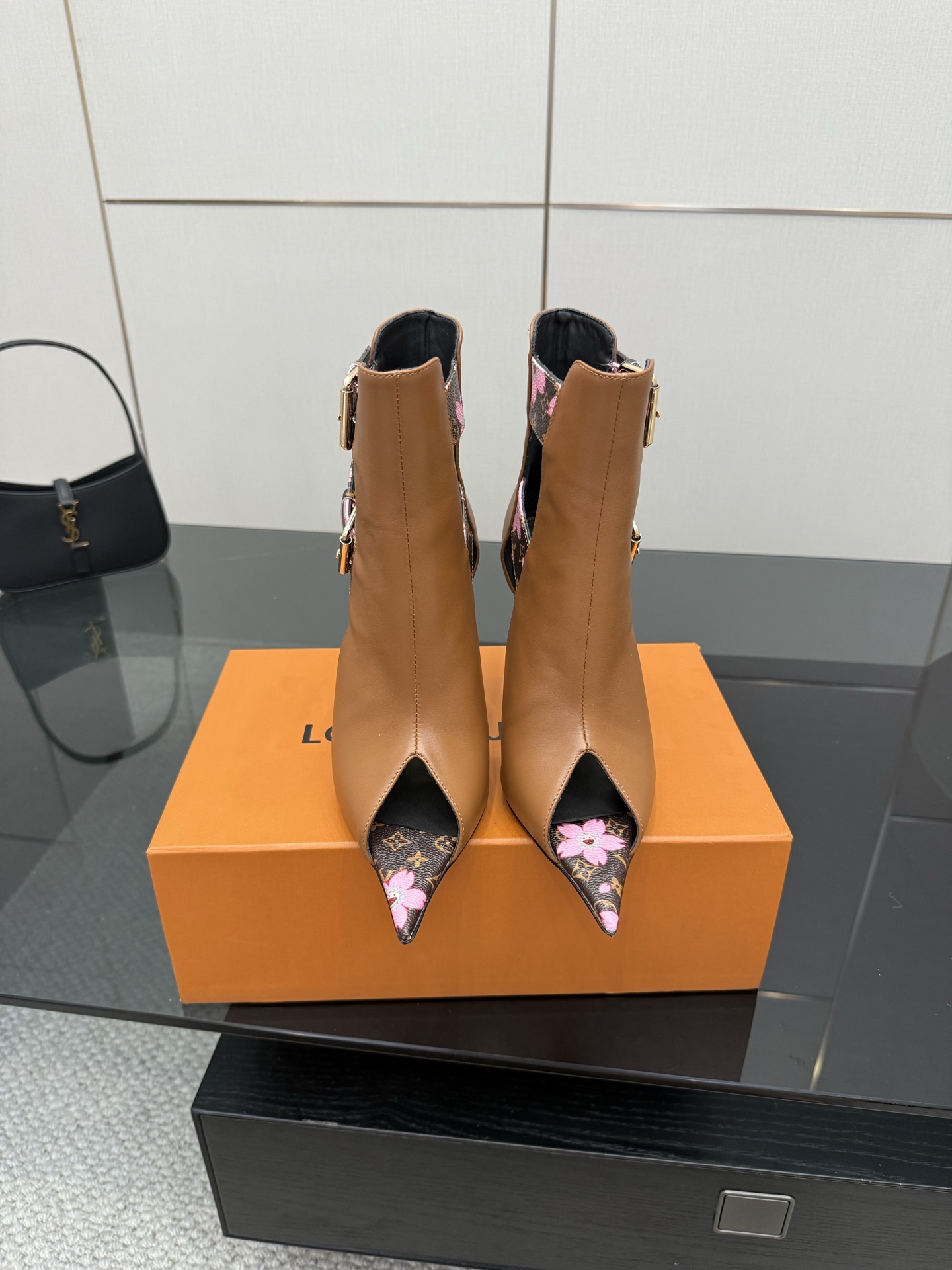 NO:408532,LOUIS VUITTON Counter Latest version Top version LV inner cowhide material is real!  Original 1:1 material copy!  Modern and casual integration!  Release the queen-like strong aura and instantly capture everyone's sight. Inner/foot pad imported cowhide fabric cowhide, full leather, size 35-41 (40, 41, 42 custom-made, no return or exchange), high heels, sandals, louis vuitton, louis vuitton, louis vuitton, sandals, high heels, cowhide19860909LOUIS VUITTON 路易威登 专柜 最新款 顶级版本 LV 内里牛皮材料真实！ 原版1:1材料复制！ 摩登与休闲集为一体！释放出女王般的强势气场 瞬间俘虏所有人的视线 内里/垫脚进口牛皮 面料牛皮 大底全真皮 码数35-41（40、41、42定制不退换）,高跟鞋凉鞋,louis vuitton,louis vuitton,louis vuitton,sandals,high heels,cowhide,Women's Shoes