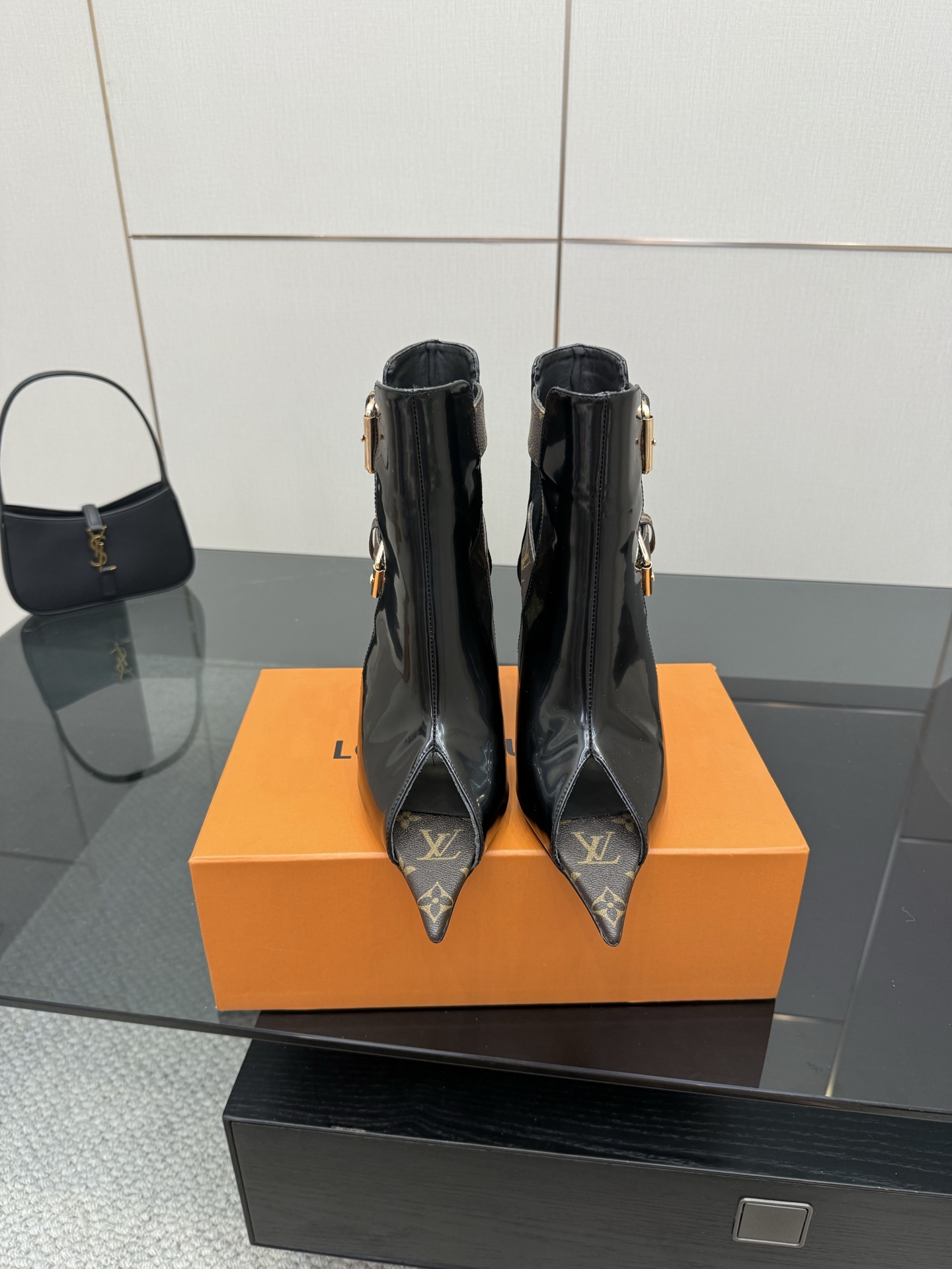 NO:408534,LOUIS VUITTON Counter Latest version Top version LV inner cowhide material is real!  Original 1:1 material copy!  Modern and casual integration!  Release the queen-like strong aura and instantly capture everyone's sight. Inner/foot pad imported cowhide fabric cowhide, full leather, size 35-41 (40, 41, 42 custom-made, no return or exchange), high heels, sandals, louis vuitton, louis vuitton, louis vuitton, sandals, high heels, cowhide19860909LOUIS VUITTON 路易威登 专柜 最新款 顶级版本 LV 内里牛皮材料真实！ 原版1:1材料复制！ 摩登与休闲集为一体！释放出女王般的强势气场 瞬间俘虏所有人的视线 内里/垫脚进口牛皮 面料牛皮 大底全真皮 码数35-41（40、41、42定制不退换）,高跟鞋凉鞋,louis vuitton,louis vuitton,louis vuitton,sandals,high heels,cowhide,Women's Shoes