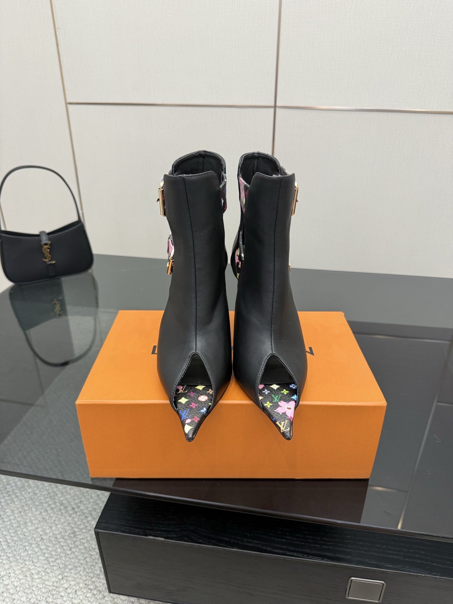 NO:408536,LOUIS VUITTON Counter Latest version Top version LV inner cowhide material is real!  Original 1:1 material copy!  Modern and casual integration!  Release the queen-like strong aura and instantly capture everyone's sight. Inner/foot pad imported cowhide fabric cowhide, full leather, size 35-41 (40, 41, 42 custom-made, no return or exchange), high heels, sandals, louis vuitton, louis vuitton, louis vuitton, sandals, high heels, cowhide19860909LOUIS VUITTON 路易威登 专柜 最新款 顶级版本 LV 内里牛皮材料真实！ 原版1:1材料复制！ 摩登与休闲集为一体！释放出女王般的强势气场 瞬间俘虏所有人的视线 内里/垫脚进口牛皮 面料牛皮 大底全真皮 码数35-41（40、41、42定制不退换）,高跟鞋凉鞋,louis vuitton,louis vuitton,louis vuitton,sandals,high heels,cowhide,Women's Shoes