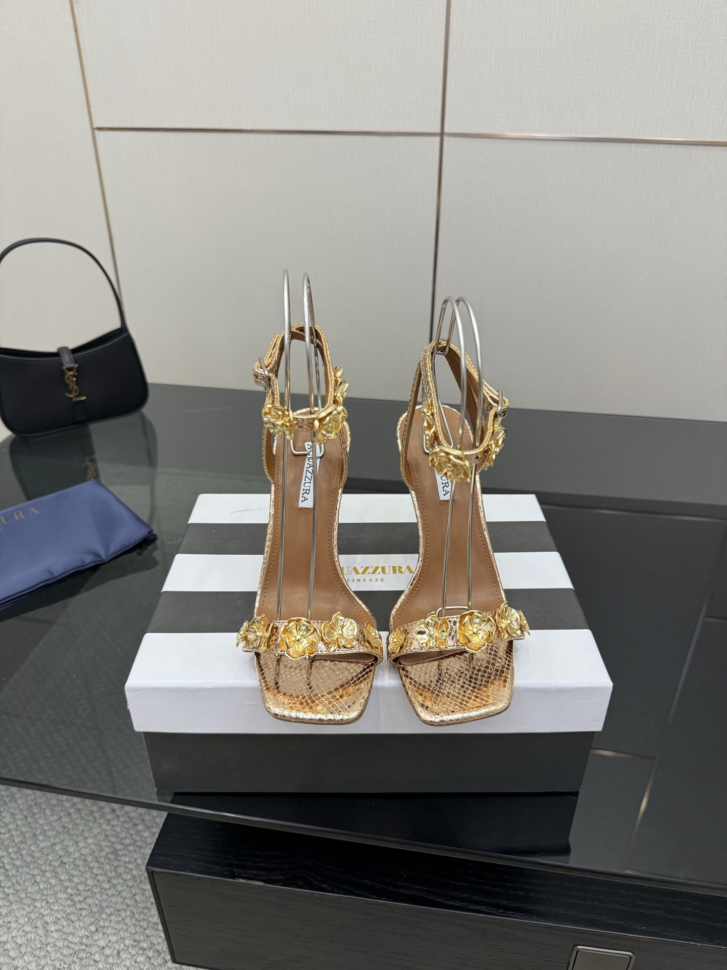 NO:408528,The highest version of AQUAZZURA big pineapple high heels, the latest 2025 spring and summer metal flower decorative sandals, super elegant on the feet, both simple and fashionable, too shining and beautiful, beautiful at a new level!  Cross design, full of fashion, simple style, full of rest design, big bloggers from all walks of life are putting on the ball. ZP developed and customized correct fabric. Height 10.5cm. Material imported snakeskin pattern flower rose gold. Sole imported genuine leather outsole. Size 35-39 (35.40.41.42.43 can be customized) Packaging full set of original packaging, high heels, sandals, high heels, snakeskin, Leather soles19860909最高版 AQUAZZURA大菠萝高跟鞋 2025春夏最新款金属花朵装饰凉鞋 上脚超级有气质· 既简洁又时髦 太闪太美啦 美出出新高度！ 交叉设计,时尚感满满 简约版型,满串休设计 各路大博主都纷纷上脚 ZP开发、订制正确面料 高度10.5cm 材料进口蛇皮纹花朵玫瑰金 鞋底进口真皮大底 码数35-39（35.40.41.42.43可定做） 包装全套原版包装,高跟鞋凉鞋,sandals,high heels,snakeskin,Leather soles,Women's Shoes