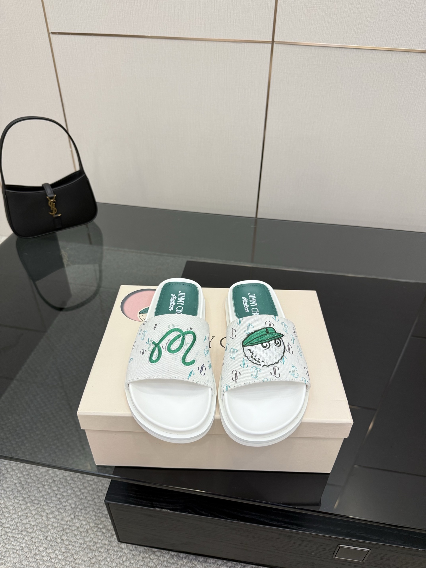 NO:405064,JMYY CHOO Beach Slippers are exclusively launched in the market, the best color is not acceptable, breaking the traditional aesthetic, and the celebrity private server is so versatile!  Exclusive original upper, exclusive mold opening of the outsole, 3D printed pattern design, cute and beautiful, comfortable slippers, women's 35-40, casual shoes/sports slippers, sneakers, slippers19860909JMYY CHOO沙滩拖鞋 市场独家首发,最优不服来比 最好的颜色,打破传统审美,明星私服上脚示范 就是这么百搭 ！ 鞋面原版独家,大底独家开模,3D打印图案设计,可爱又好看,舒适款拖鞋,女款35-40,休闲鞋/运动鞋拖鞋,sneakers,slippers,Women's Shoes