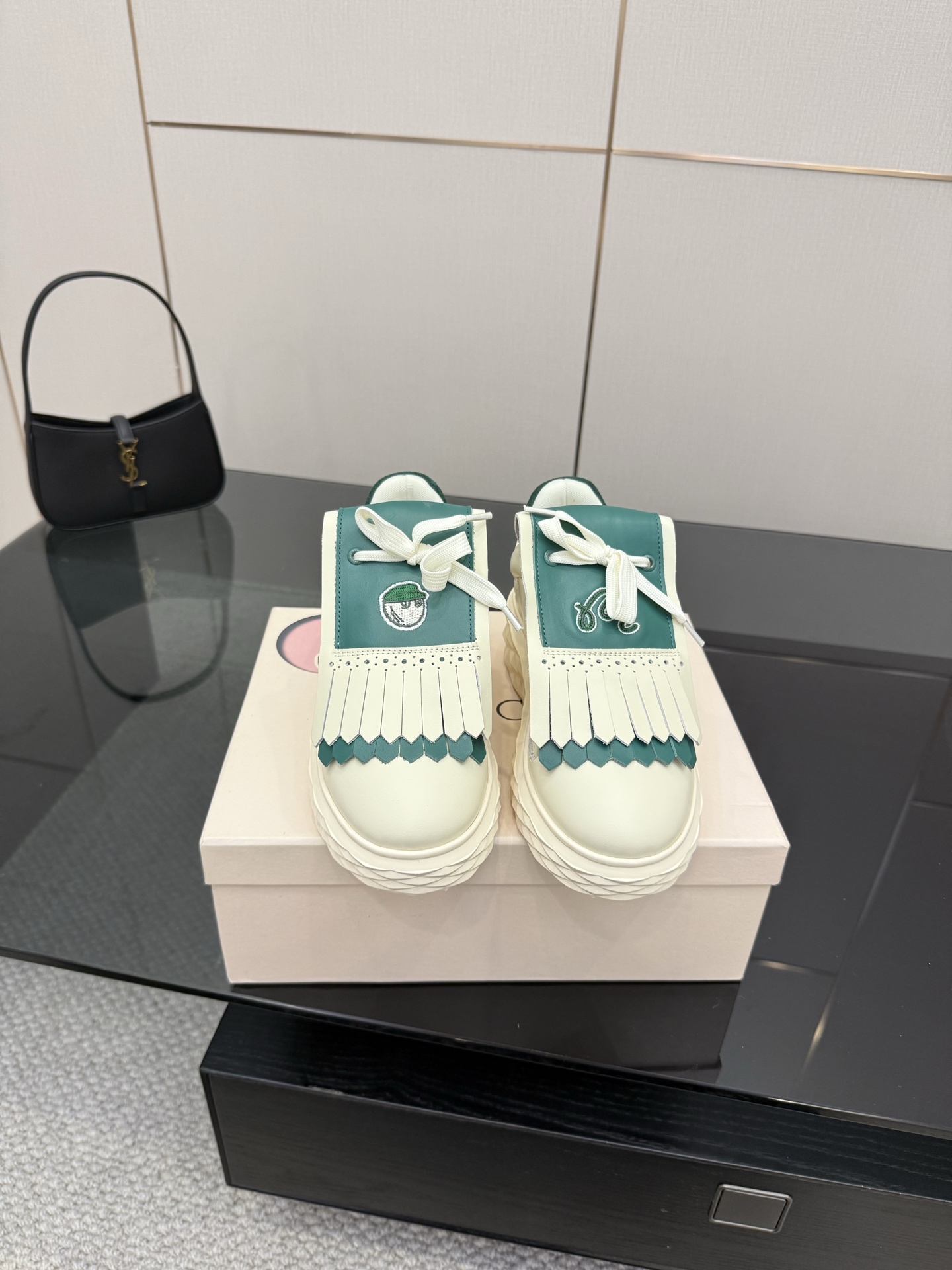 NO:405059,JIMMY CHOO, exclusively available, original outsole casual white shoes, adopt the latest craftsmanship design, strong three-dimensional sense and multiple craftsmanship are integrated together, subverting fashion and super stylish!  The combination is super beautiful. The original one-to-tag design style is beautiful and unique, versatile and trendy, and can be salty or sweet!  New layout Size35-40 (40 custom made), casual shoes/sports slippers, jimmy choo, sneakers, slippers19860909JIMMY CHOO ,独家发售,原版大底休闲小白鞋,采用最新工艺设计,立体感强多种工艺融合一起,颠覆时尚,超级有型！搭配超美.原版一比一流苏的设计风格,好看又独特优势, 百搭又潮流,可盐可甜！新版面 Size35-40(40定做）,休闲鞋/运动鞋拖鞋,jimmy choo,sneakers,slippers,Women's Shoes