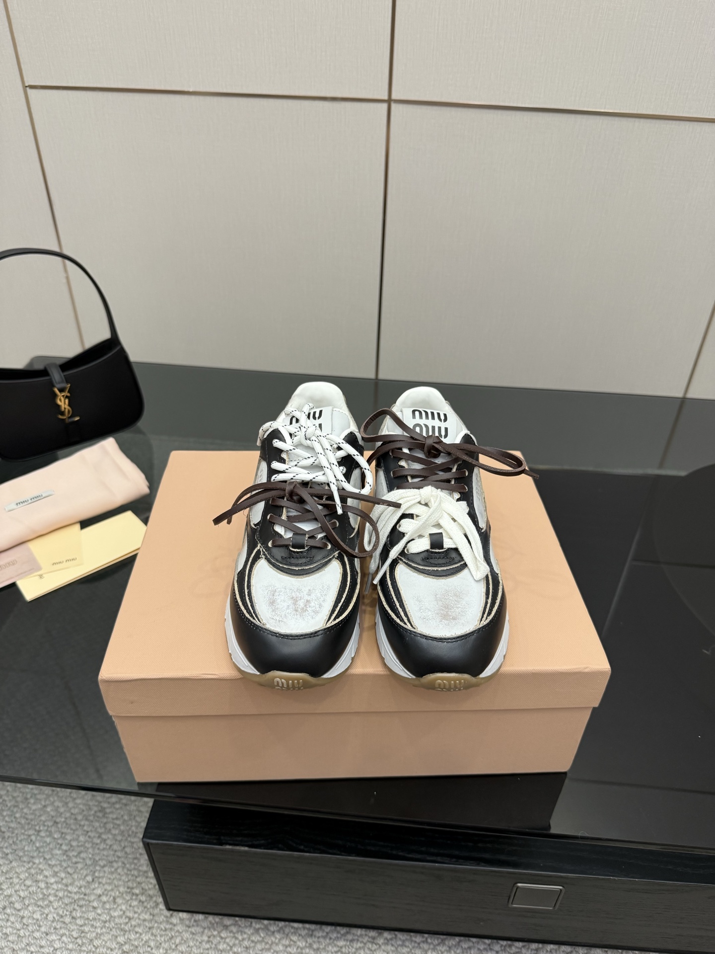 NO:405054,Top version MIUMIU casual sneakers official website synchronized with higher version!  The original cowhide fabric is matched with exquisite bud edges, and every inch of leather exudes a low-key luxury, which is 'not deliberately high-end' when worn. The strap design is elegant and unlimited. The adjustable strap fits the ankle, lazy and a little delicate, and walks without being dragged. The tongue is embellished with the classic MIUMIU letter logo, details are ecstatic, and it is an ins-style blockbuster. The original raw rubber sole is so comfortable that you don't want to take off. The footbed design is soft but not collapsed, and it is not tired after wearing for a long time. The raw rubber sole is anti-slip and wear-resistant, and the indoor and outdoor switching is randomly switched. The sense of the home ceremony of a daughter starts from the sole of the feet. The same style of the counter is visual, casual shoes/sports shoes, miumiu, sneakers, cowhide19860909顶级版本 MIUMIU 休闲运动鞋官网同步高版本！原版牛皮面料搭配精致芽边,每一寸皮质都透着低调的奢华感,穿上就是「不刻意的高级」.  绑带设计,优雅不设限 可调节绑带贴合脚踝,慵懒中带点小精致,走路带风不拖沓.鞋舌点缀经典MIUMIU字母logo,细节控狂喜,随手一拍都是ins风大片.  原版生胶鞋底,舒适到不想脱 贴合脚型的脚床设计,软而不塌,久穿不累.生胶鞋底防滑耐磨,室内外随意切换,千金小姐的居家仪式感,从脚底开始.  35-40码全,专柜同款即视感,休闲鞋/运动鞋,miumiu,sneakers,cowhide,Women's Shoes