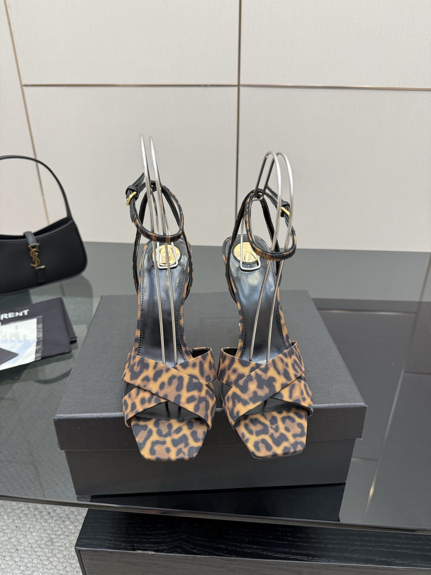 NO:417203,Top version Saint Lauren*YSL Saint Laurent classic spring and summer pointed crossed sandals with wedges YSL high heels with beautiful filters Exquisite wedge design Elongated legs The satin material is very special and looks white invincible. It looks high-end and makes me feel super sweet~ The fabric is made of original custom silk. The inner foot pads are all mixed sheepskin imported from Italy. The heel height is 10.5cm Size35-39 (customized by 40/41), high heels sandals, saint laurent, saint laurent, saint laurent, saint laurent, sandals, high heels, sheepskin, real silk, Leather soles19860909顶版 Saint Lauren*YSL圣罗兰经典春夏 尖头交叉带坡跟凉鞋 YSL自带美艳滤镜的高跟鞋 精致坡跟设计 拉长腿型 缎面的材质很特别 无敌显脚白 非常显高级让我超级心水啦～ 面料采用原版定制真丝 内里垫脚均为混种羊皮 意大利进口真皮大底 跟高10.5cm Size35-39（40/41定制）,高跟鞋凉鞋,saint laurent,saint laurent,saint laurent,sandals,high heels,sheepskin,real silk,Leather soles,Women's Shoes