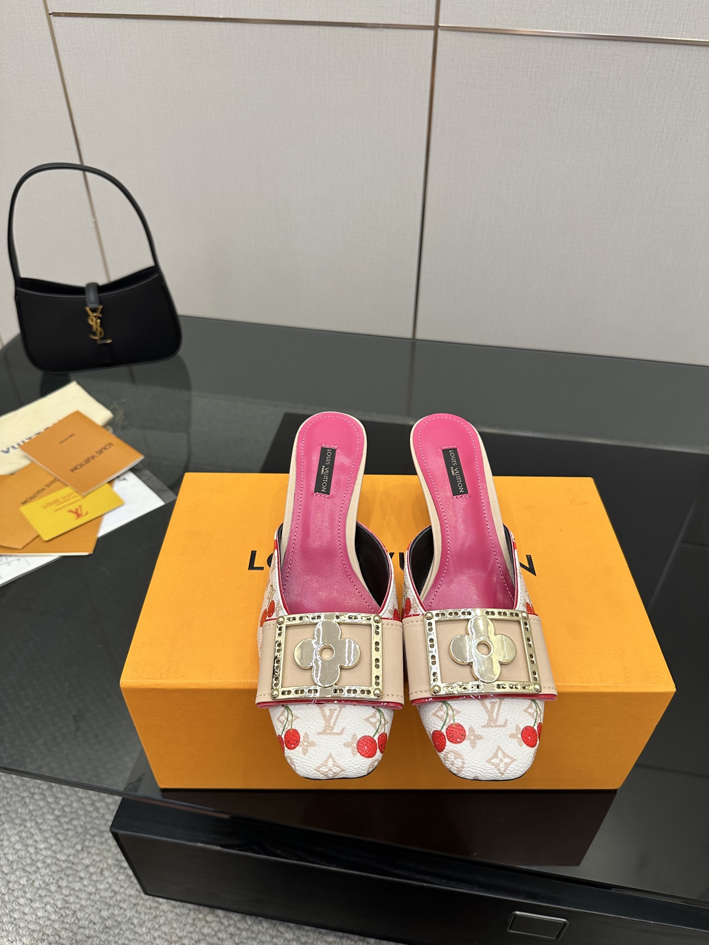 NO:405091,LV Donkey Brand 2025 Early Spring New Model Top Version Original Development Middle Vintage Retro Literature Vintage Bow Cat Heel Sandals The latest model of the counter is the square-toe sandals/single shoes with hard goods on the newest purchase level!  Full of high-end feeling!  A popular model from domestic and foreign bloggers, retro and fashionable, beautiful!  Official website main model★ Original LV special print of upper, imported goatskin lining, outsole original Italian leather outsole, heel height 6cm, size 35-39 (34, 40, 41, 42 custom-made, no return or exchange), high heels, louis vuitton, louis vuitton, sandals, high heels, slippers, sheepskin, Leather soles19860909LV 驴牌 2025早春新款 顶级版本 原版开发 中古Vintage复古文艺 丝绒蝴蝶结猫跟凉鞋 专柜主打最新款 方头凉鞋/单鞋硬货上新 代购级别！高级感十足！国内外博主刷爆的一款,复古又时髦上脚美炸了！官网主推款★ 鞋面原版LV特殊印花 内里进口山羊皮里 大底原版意大利真皮大底 跟高6cm 码数35-39（34、40、41、42定制不退换）,高跟鞋拖鞋,louis vuitton,louis vuitton,sandals,high heels,slippers,sheepskin,Leather soles,Women's Shoes