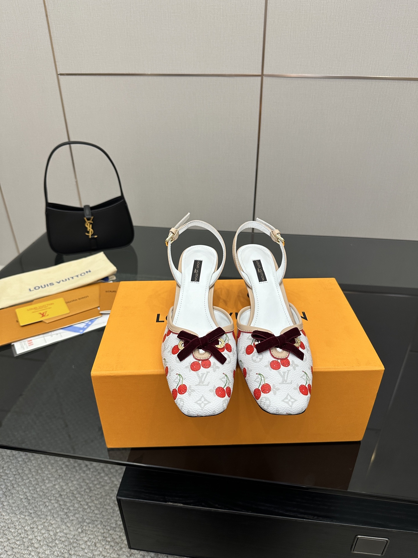 NO:405085,LOUIS VUITTON donkey brand 2025 early spring new model top version original development medieval Vintage retro literature Velvet bow cat heel sandals The latest model of the counter is square-toe sandals/single shoes hard goods on the newest purchase level!  Full of high-end feeling!  A popular model from domestic and foreign bloggers, retro and fashionable, beautiful!  Official website main model★ Original LV special print of upper, imported goatskin lining, outsole original Italian leather outsole, heel height 6cm, size 35-39 (34, 40, 41, 42 custom-made, no return or exchange), high heels, sandals, louis vuitton, louis vuitton, louis vuitton, sandals, high heels, sheepskin, Leather soles19860909LOUIS VUITTON驴牌 2025早春新款 顶级版本 原版开发 中古Vintage复古文艺 丝绒蝴蝶结猫跟凉鞋 专柜主打最新款 方头凉鞋/单鞋硬货上新 代购级别！高级感十足！国内外博主刷爆的一款,复古又时髦上脚美炸了！官网主推款★ 鞋面原版LV特殊印花 内里进口山羊皮里 大底原版意大利真皮大底 跟高6cm 码数35-39（34、40、41、42定制不退换）,高跟鞋凉鞋,louis vuitton,louis vuitton,louis vuitton,sandals,high heels,sheepskin,Leather soles,Women's Shoes