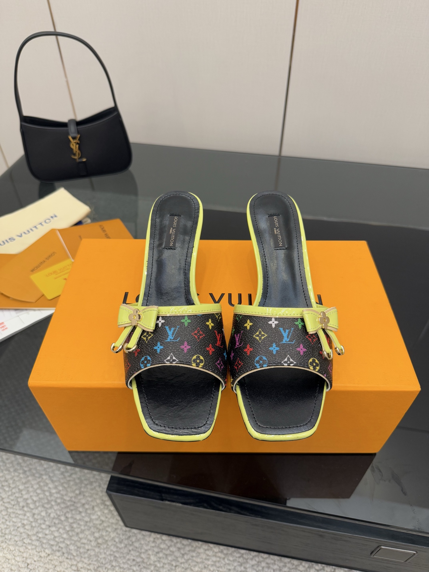 NO:405079,LV Donkey Brand 2025 Early Spring New Model Top Version Original Development Middle Vintage Retro Literature Vintage Bow Cat Heel Sandals The latest model of the counter is the square-toe sandals/single shoes with hard goods on the newest purchase level!  Full of high-end feeling!  A popular model from domestic and foreign bloggers, retro and fashionable, beautiful!  Official website main model★ Original LV special print of upper, imported goatskin lining, outsole original Italian leather outsole, heel height 6cm, size 35-39 (34, 40, 41, 42 custom-made, no return or exchange), high heels, louis vuitton, louis vuitton, sandals, high heels, slippers, sheepskin, Leather soles19860909LV 驴牌 2025早春新款 顶级版本 原版开发 中古Vintage复古文艺 丝绒蝴蝶结猫跟凉鞋 专柜主打最新款 方头凉鞋/单鞋硬货上新 代购级别！高级感十足！国内外博主刷爆的一款,复古又时髦上脚美炸了！官网主推款★ 鞋面原版LV特殊印花 内里进口山羊皮里 大底原版意大利真皮大底 跟高6cm 码数35-39（34、40、41、42定制不退换）,高跟鞋拖鞋,louis vuitton,louis vuitton,sandals,high heels,slippers,sheepskin,Leather soles,Women's Shoes