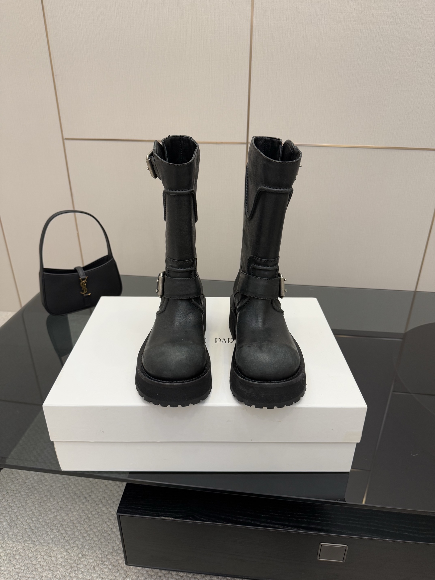 NO:406282,BALENCIAG*Balenciaga 25/Autumn and Winter Old leather thick-soled short boots 25 people are not too much to use · Heavy industry · Speaking of the real thing (ZP custom made in full body) Custom imported cowhide with upper custom imported calf inner lining ZP custom sole (5cm) Size 35-39, boots, balenciaga, balenciaga, boots, cowhide19860909BALENCIAG*巴黎世家25/秋冬 做旧真皮厚底短靴 25人手一对也不为过·重工之做·看实物说话（全身ZP订做） 鞋面定制进口牛皮 内里定制进口小牛内里 鞋底ZP定制大底（5cm） 码数35-39,靴子,balenciaga,balenciaga,boots,cowhide,Women's Shoes